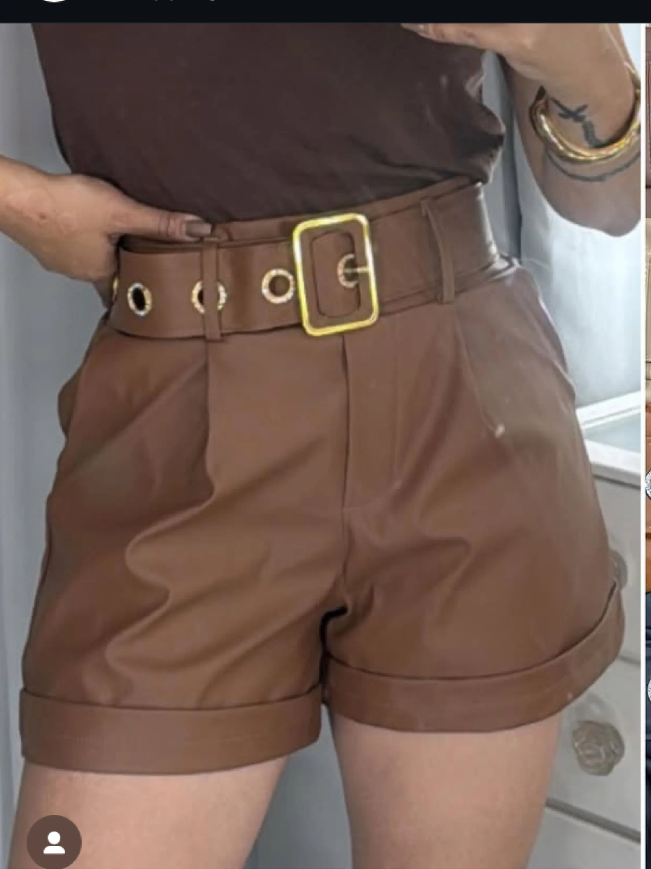 Shorts com cinto tecido courino fake