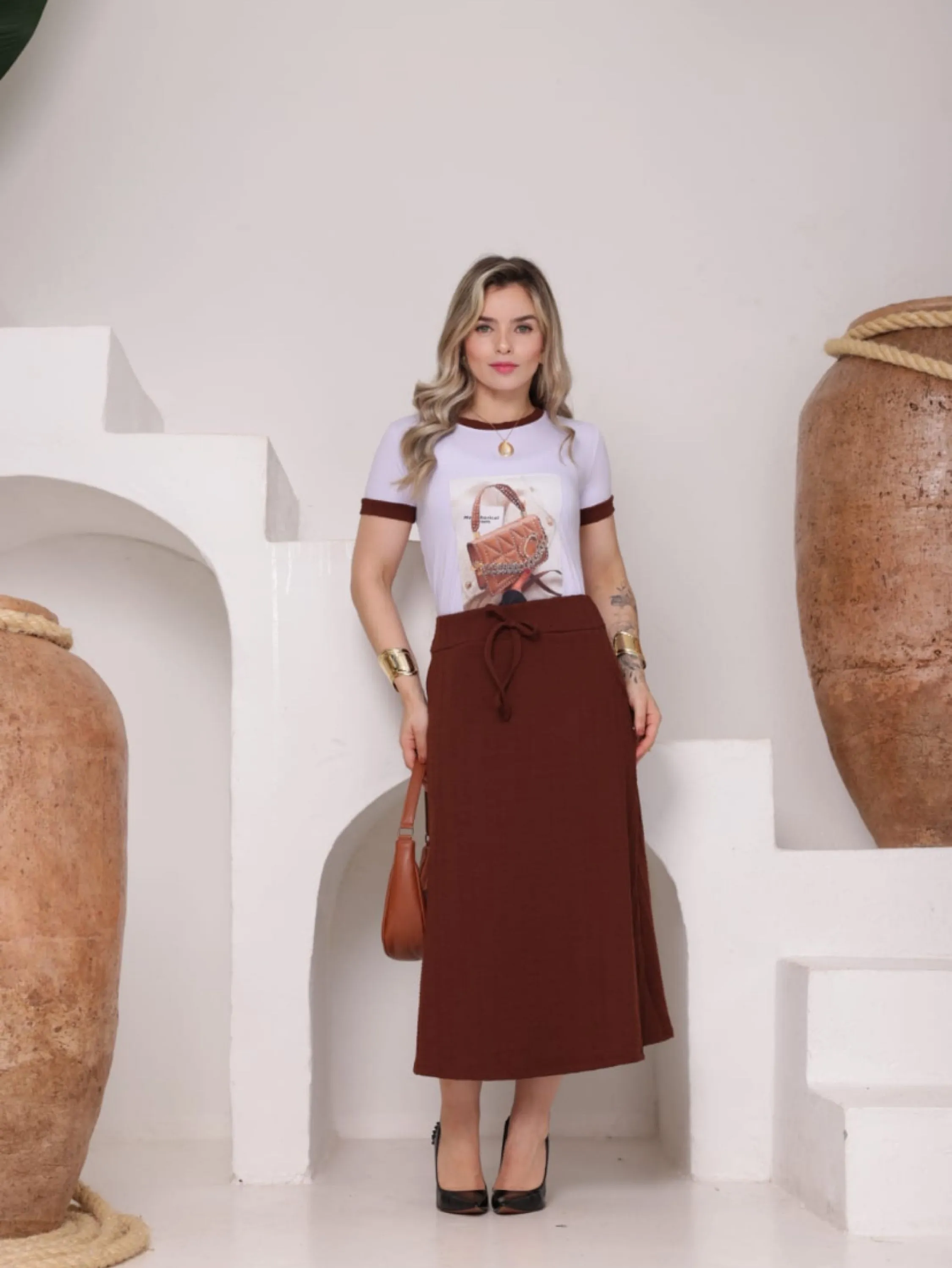 Conjunto Olívia T-shirt e saia mídi tecido anarruga