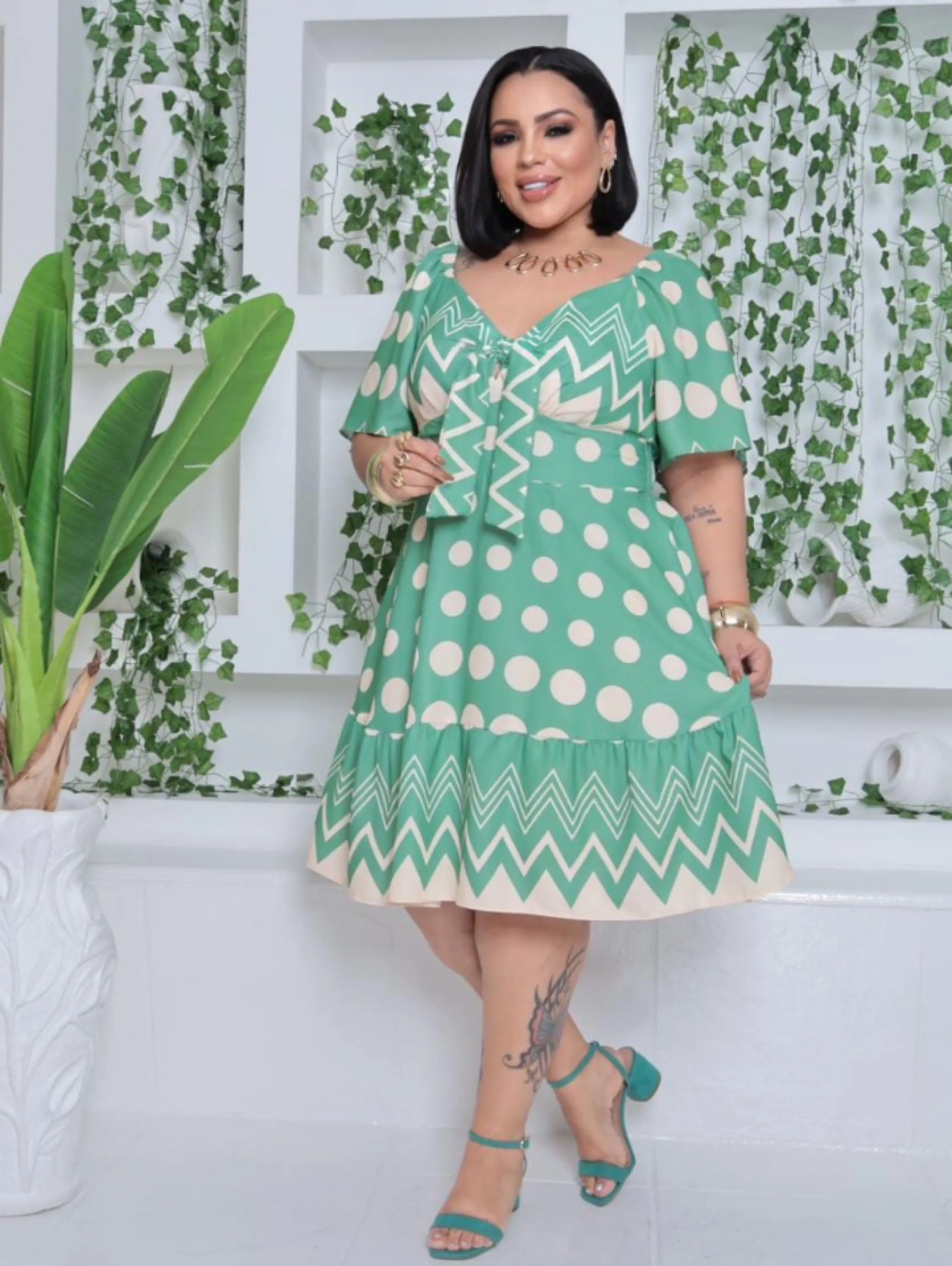 Vestido curto de manguinha com látex nas costas Plus Size