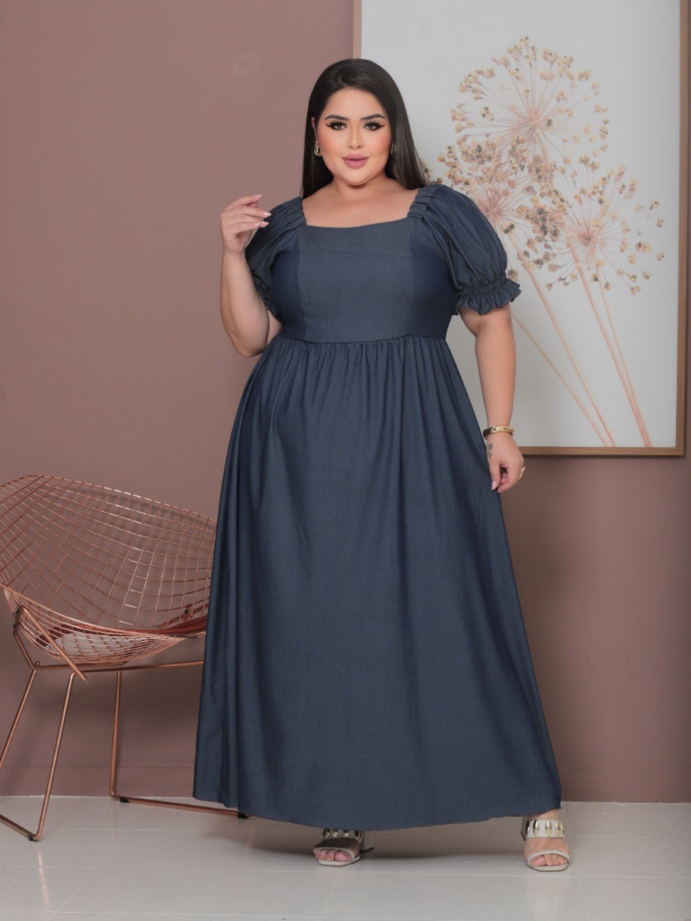 Vestido estilo jeans decote quadrado saia corte reto