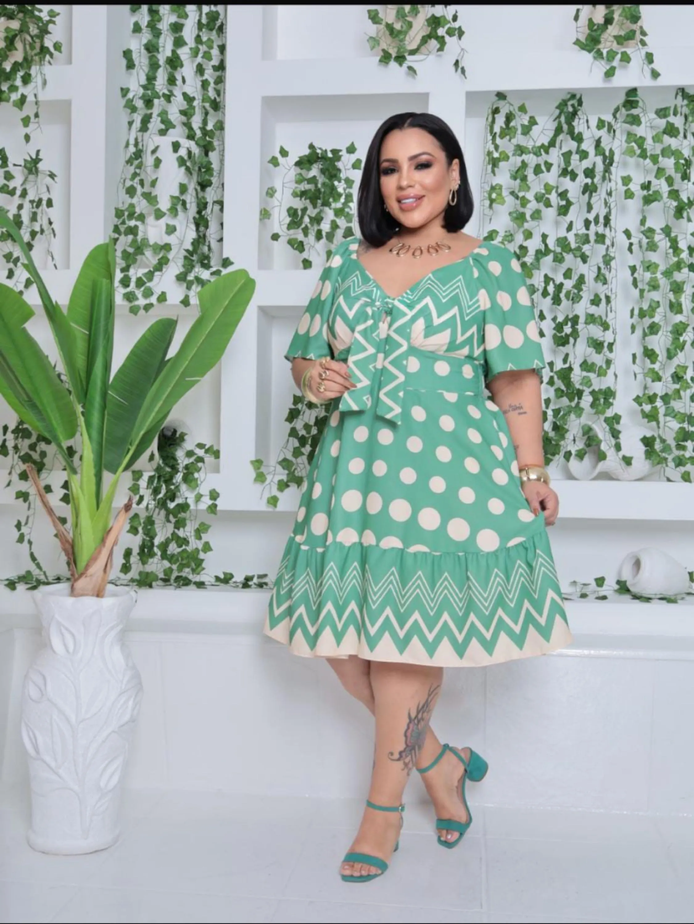 Vestido curto de manguinha Plus size