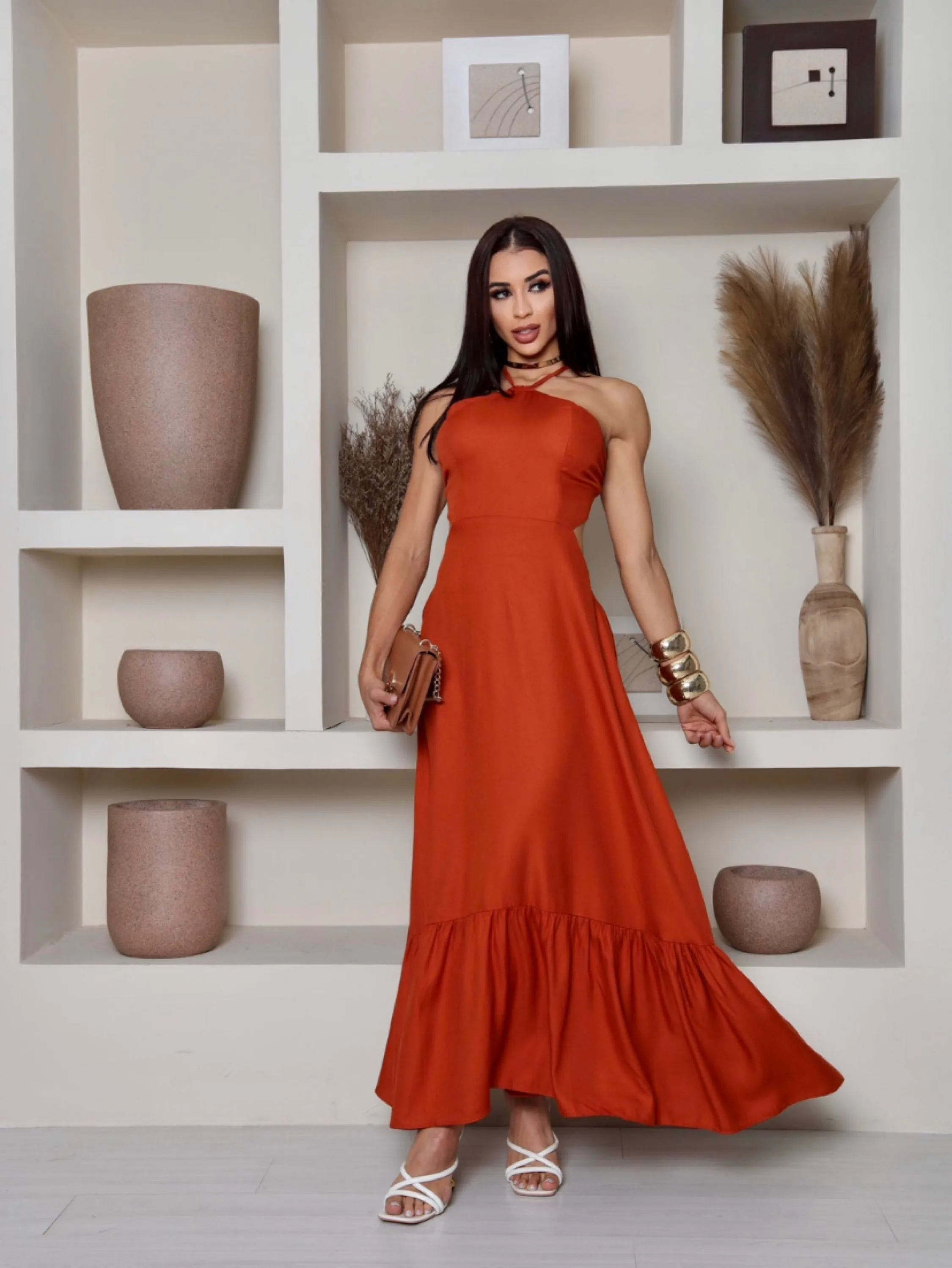 Vestido longo frente única alças reguláveis em Sarja