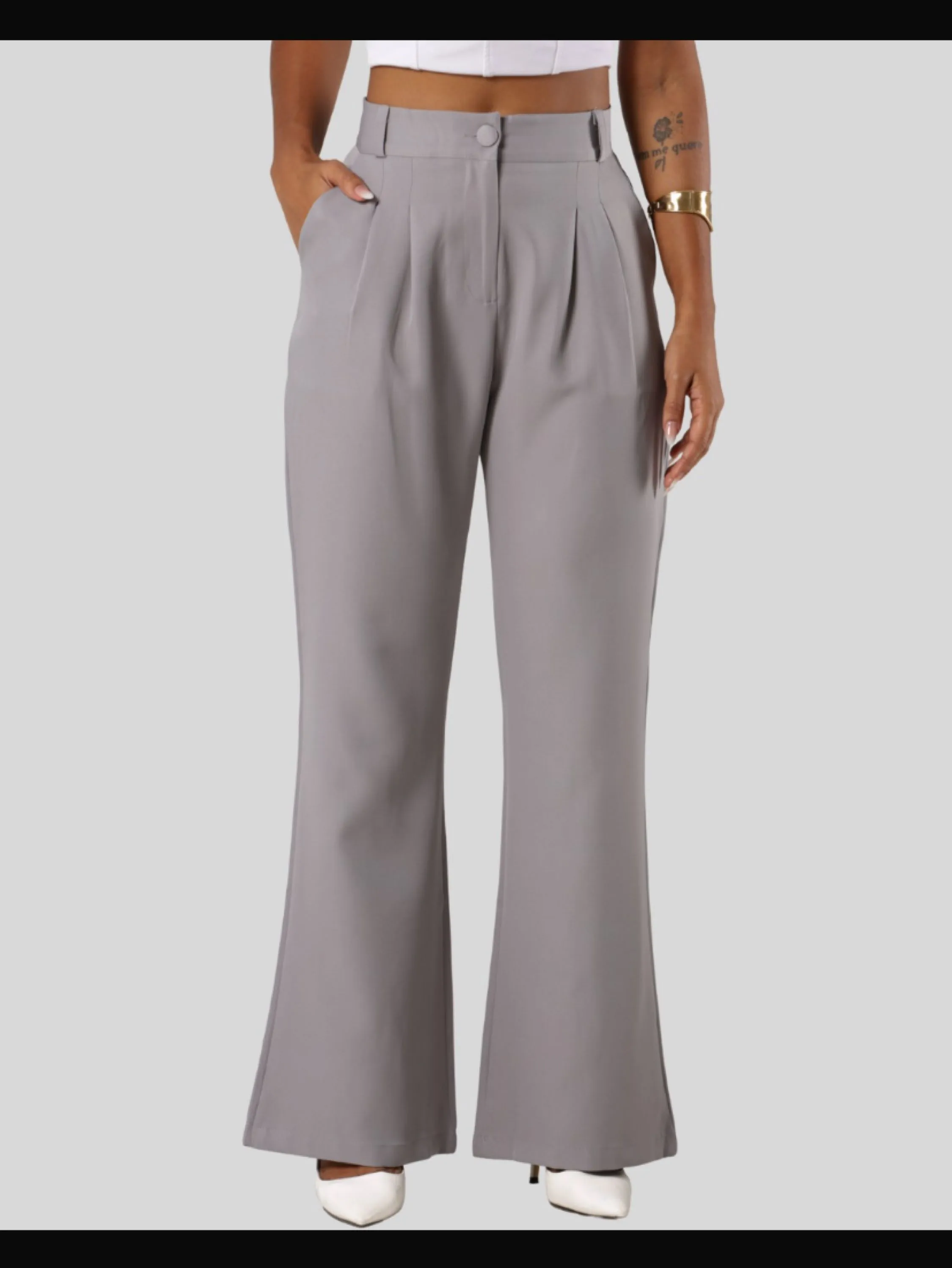 Calça flare com botão encapado tecido alfaiataria