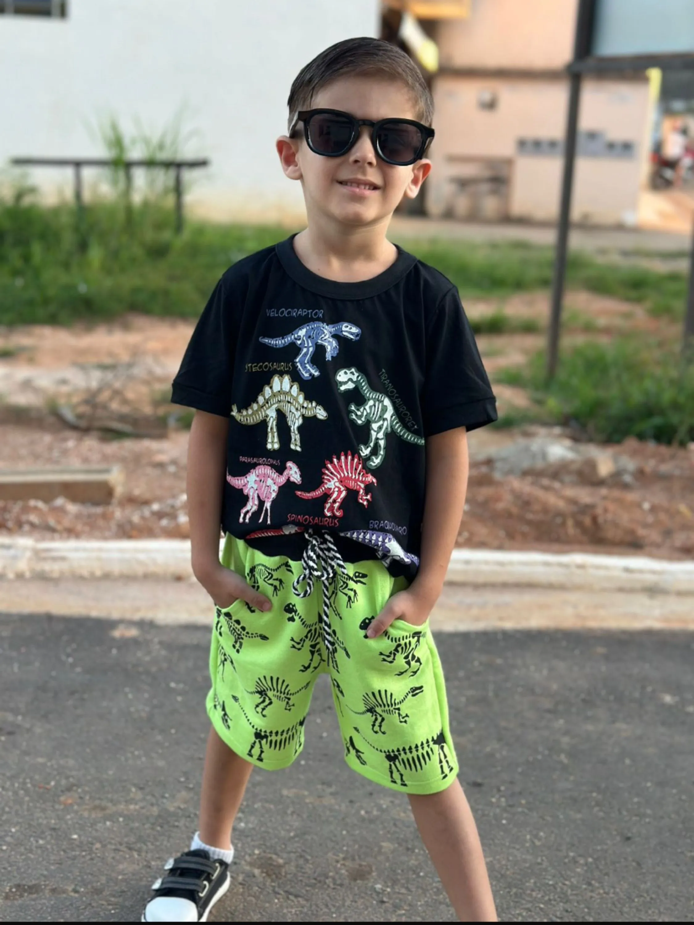 Conjunto infantil Dino que brilha no escuro