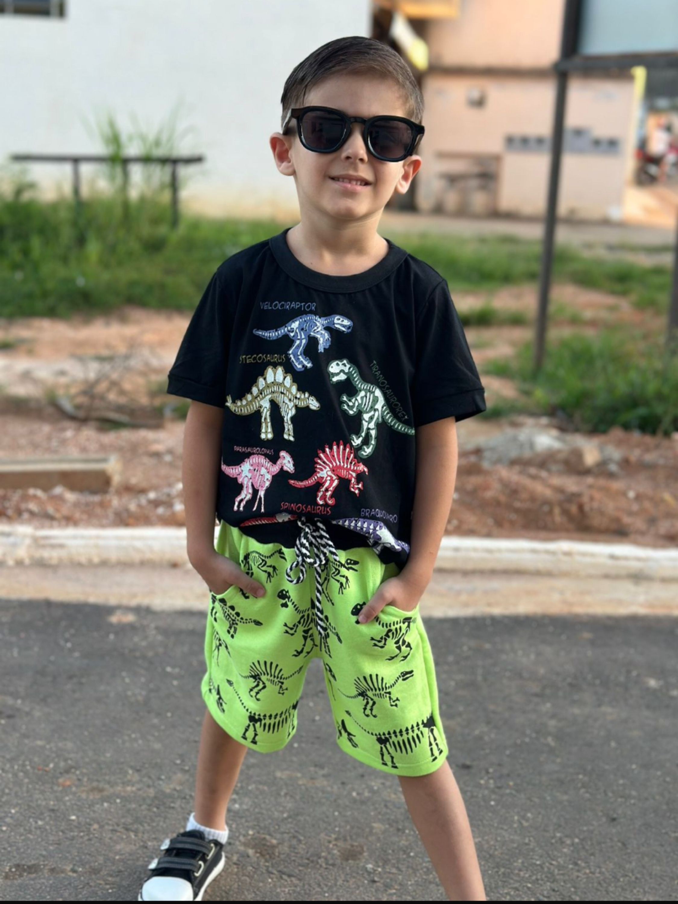 Conjunto infantil Dino que brilha no escuro