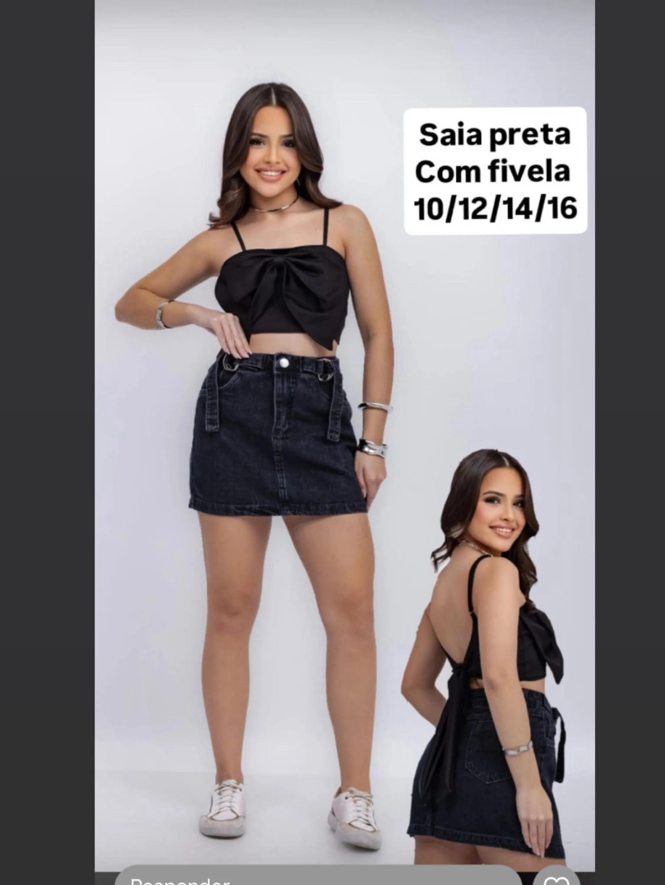 Mini saia jeans preta com fivela no cós juvenil