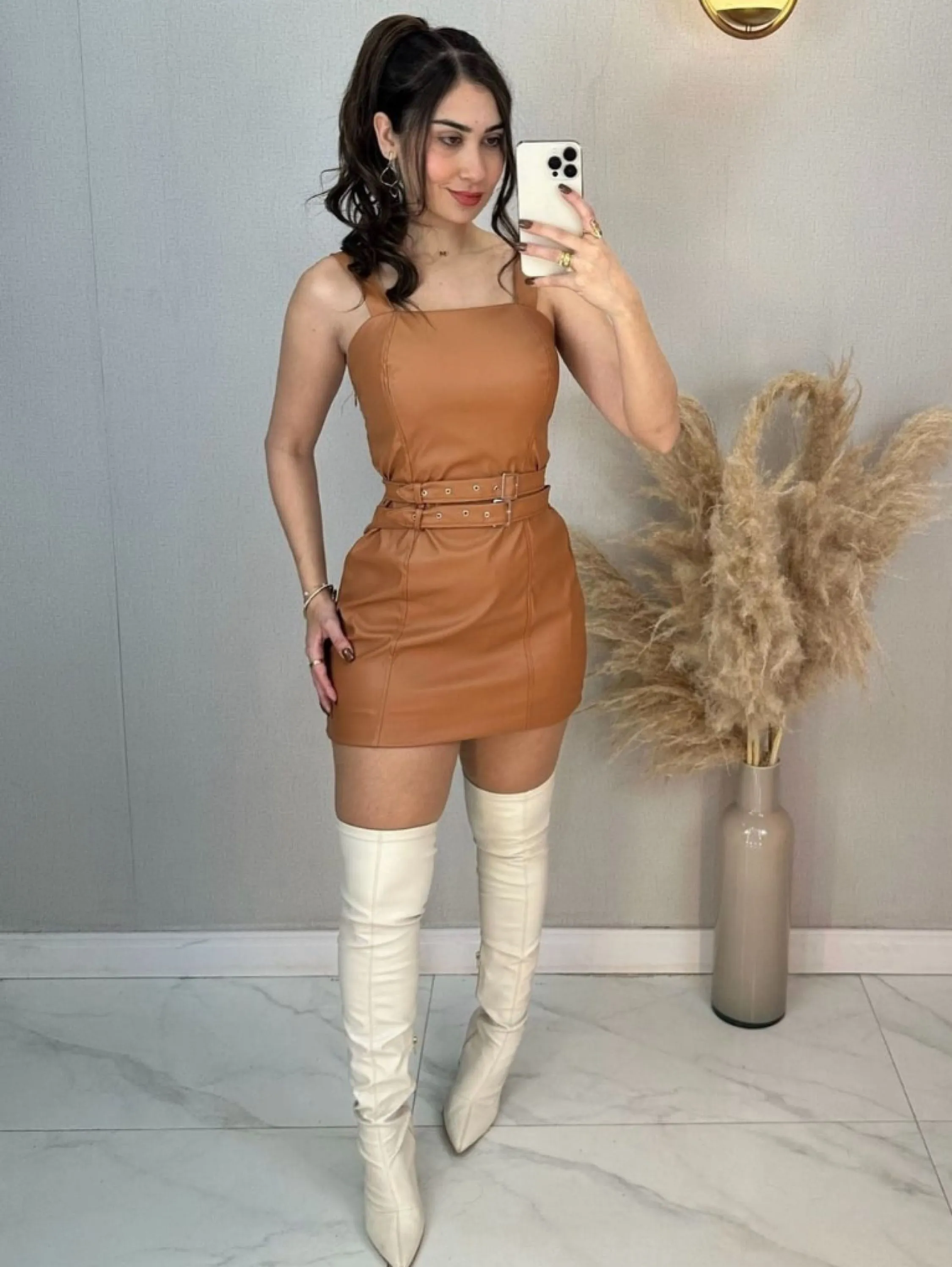 Vestido Fivela curto regata tecido courino fake