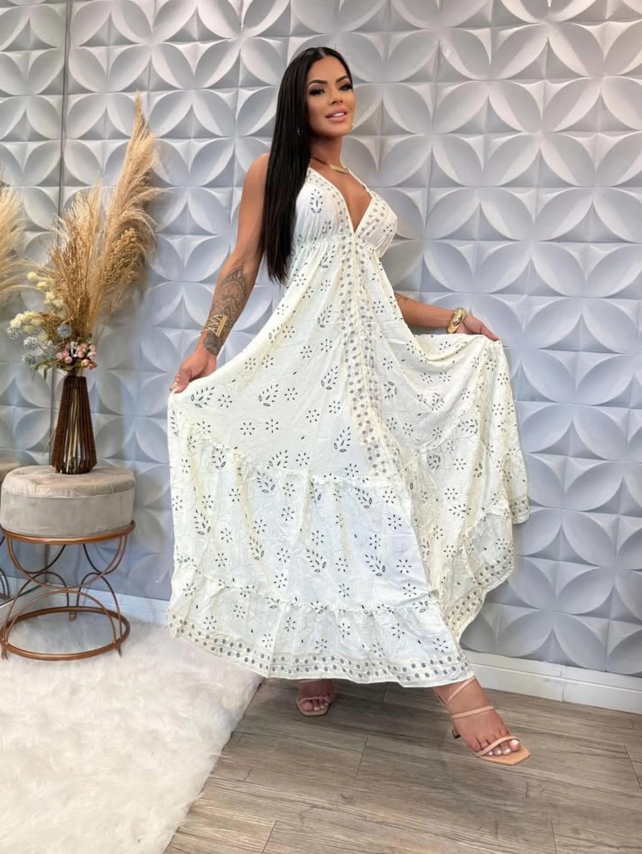 Vestido longo estilo indiano Costa nua detalhe em dourado