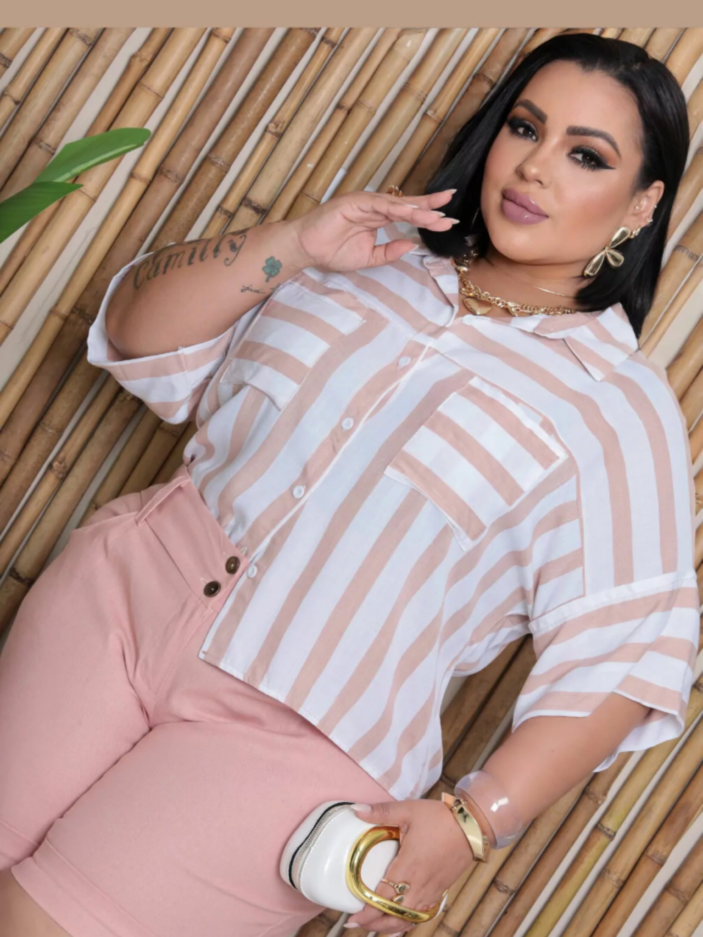 Camisa manga curta listrada plus size