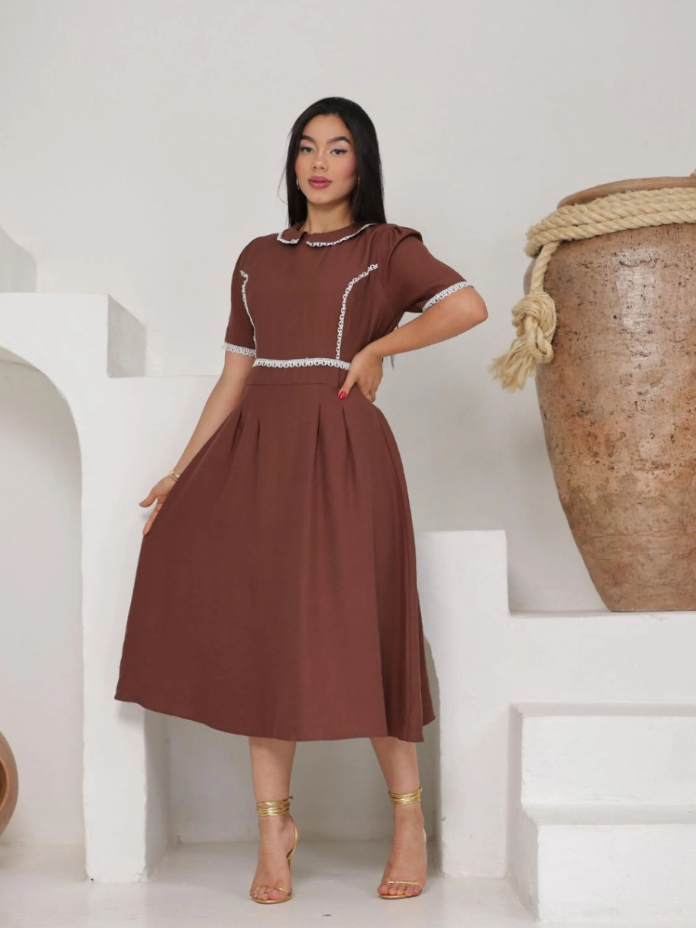 Vestido mídi com gola e renda no busto