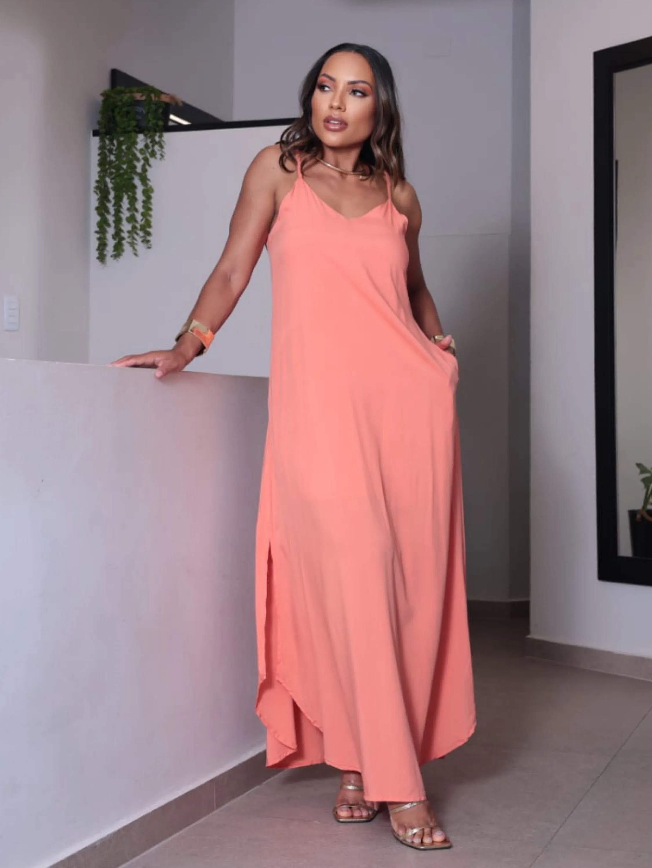 Vestido longo alça regulável,forrado e fenda nas laterais