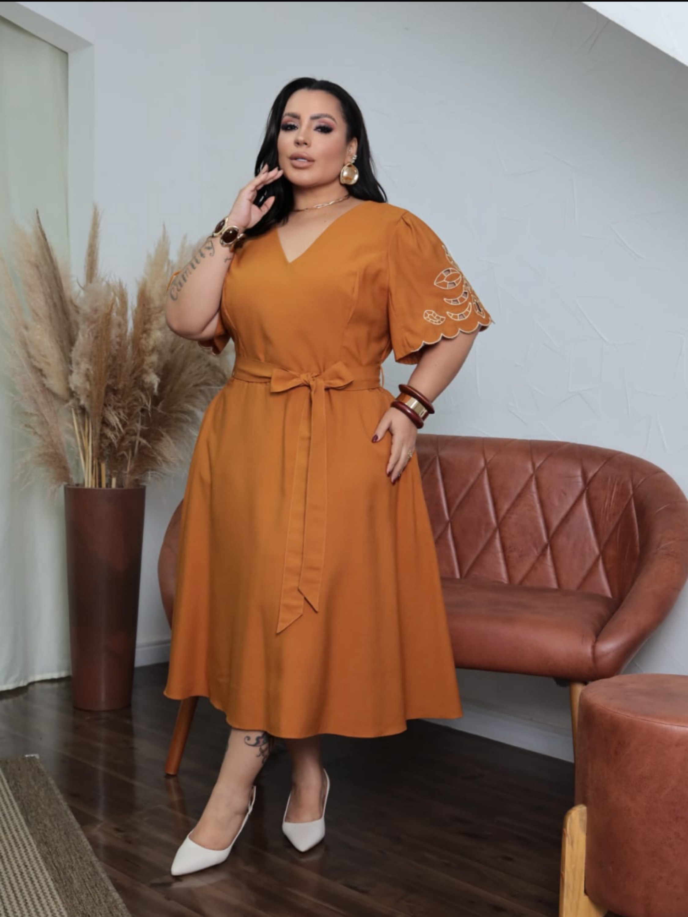 Vestido mídi gola V Plus size