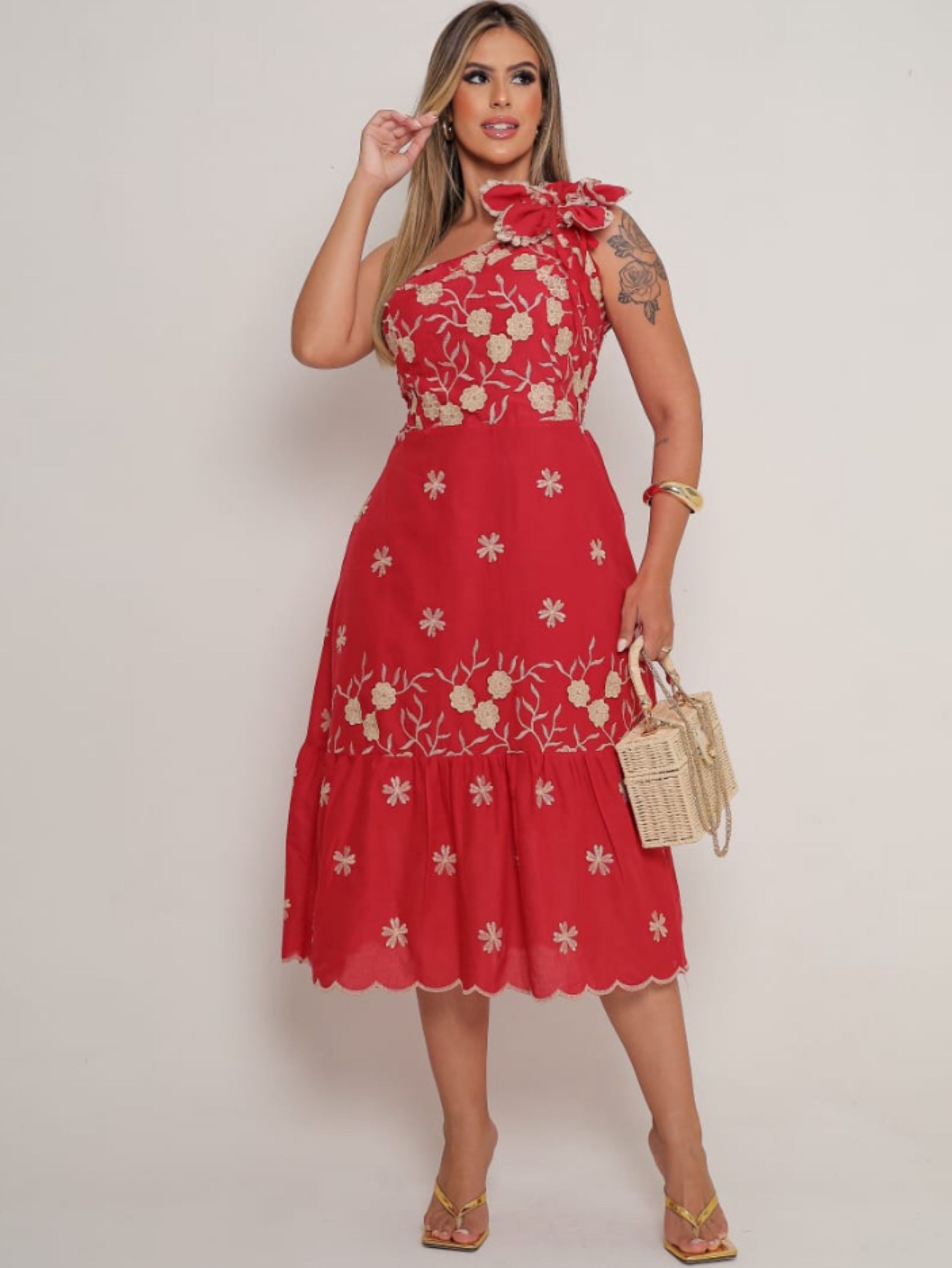 Vestido mídi com detalhe de flor na alça em lesse 3D