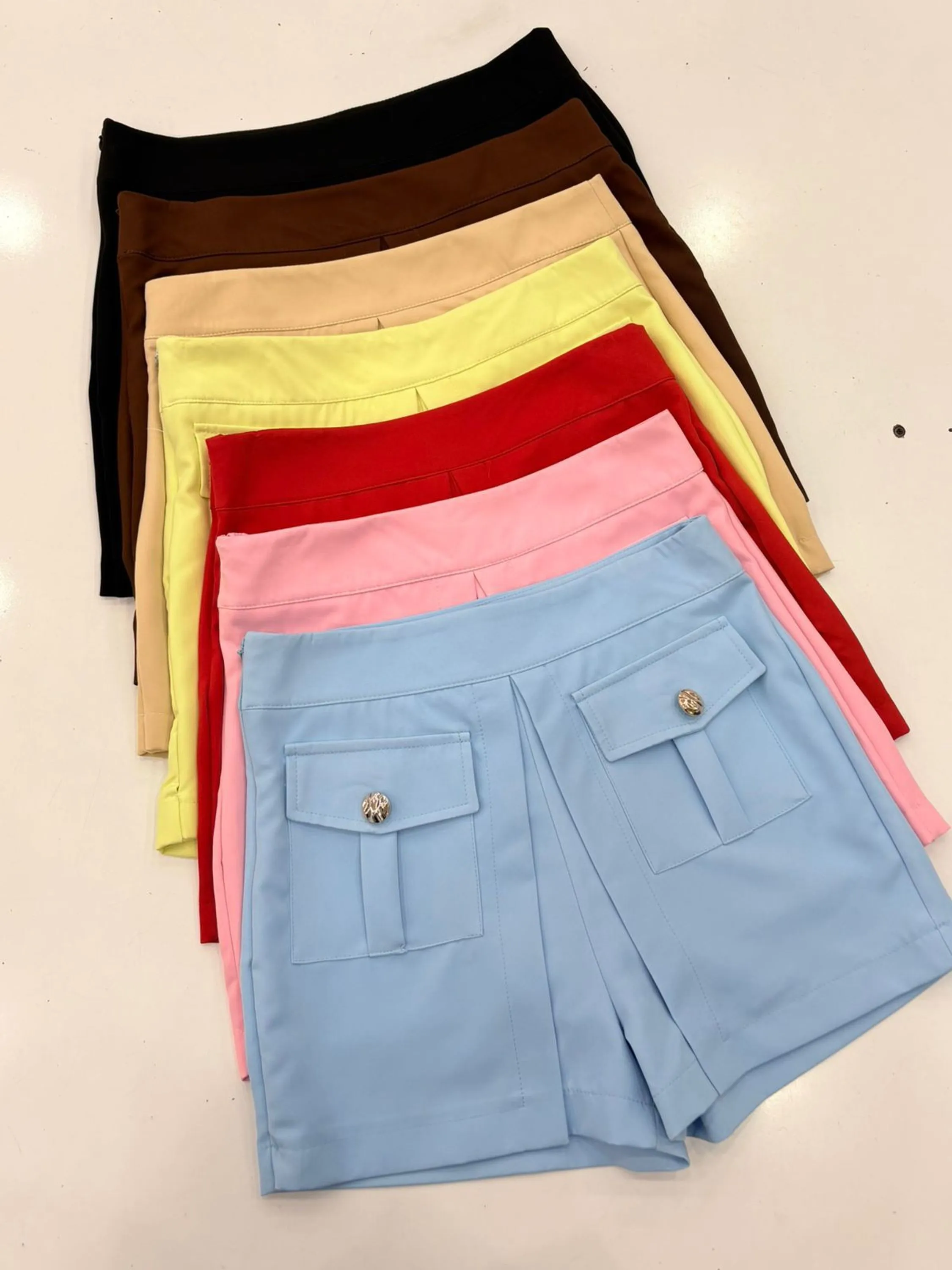 Short feminina com bolso botão alfaiataria