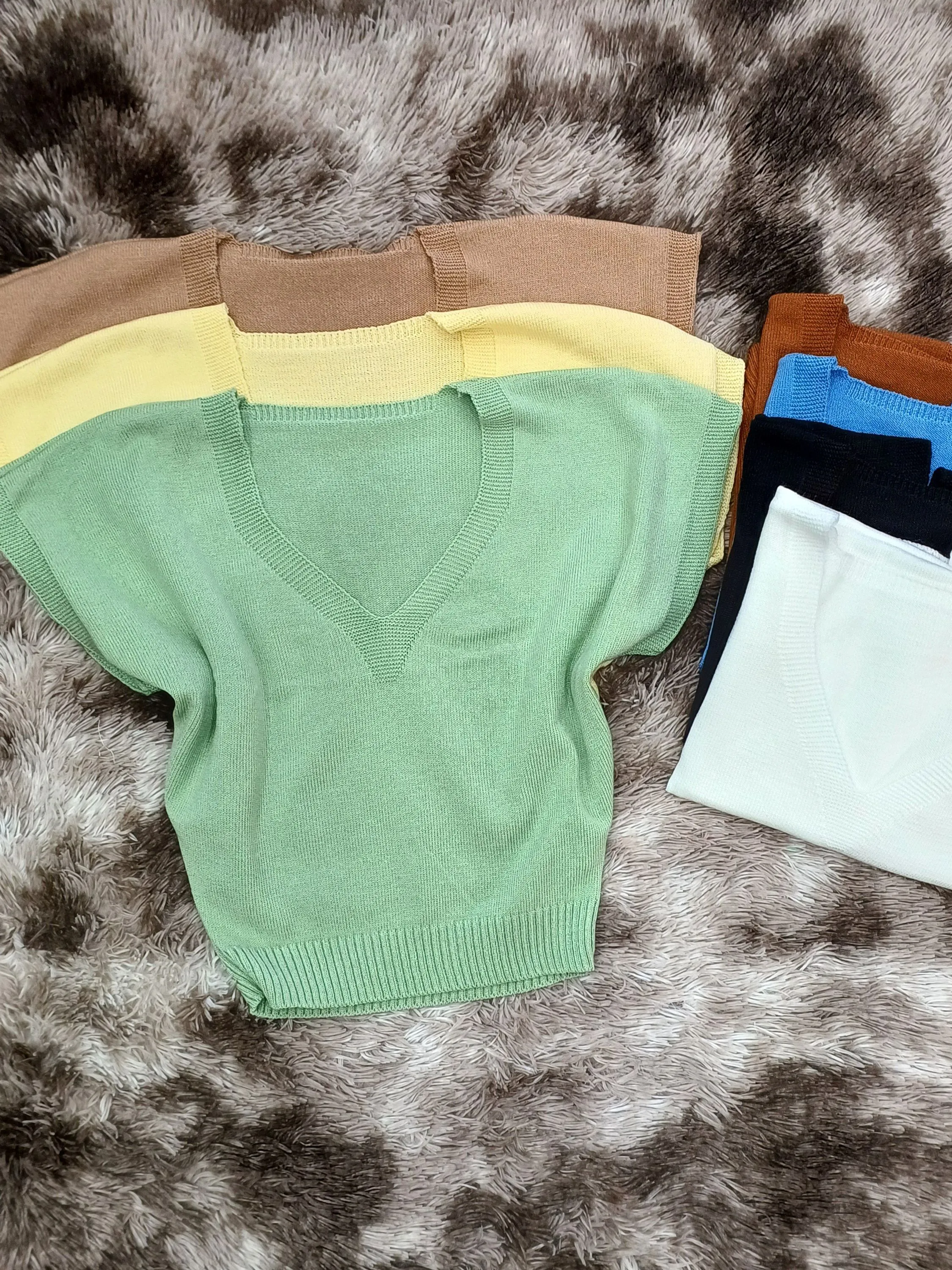 Blusa básico manga curta gola V tricô modal