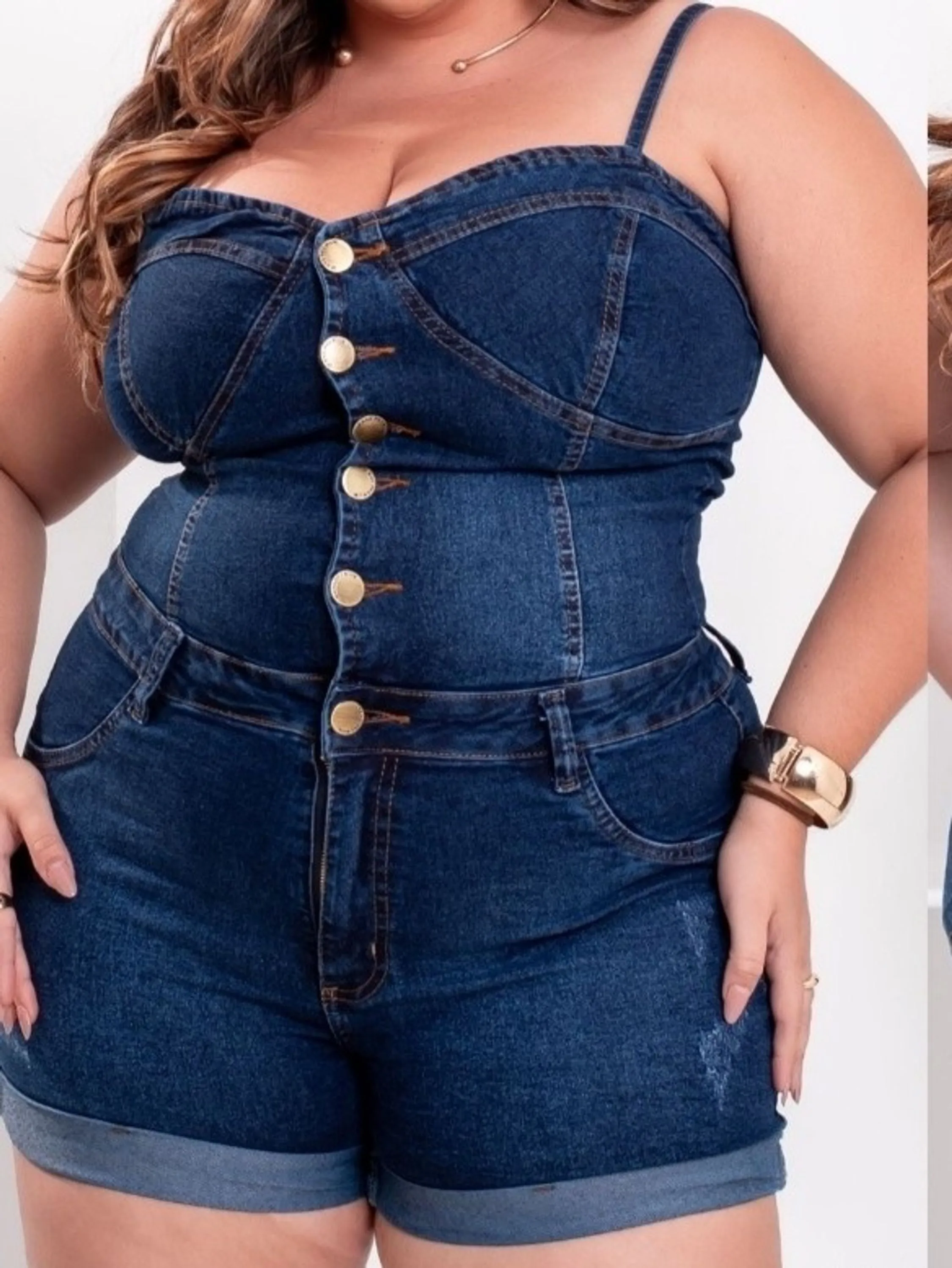 Macaquinho jeans plus size