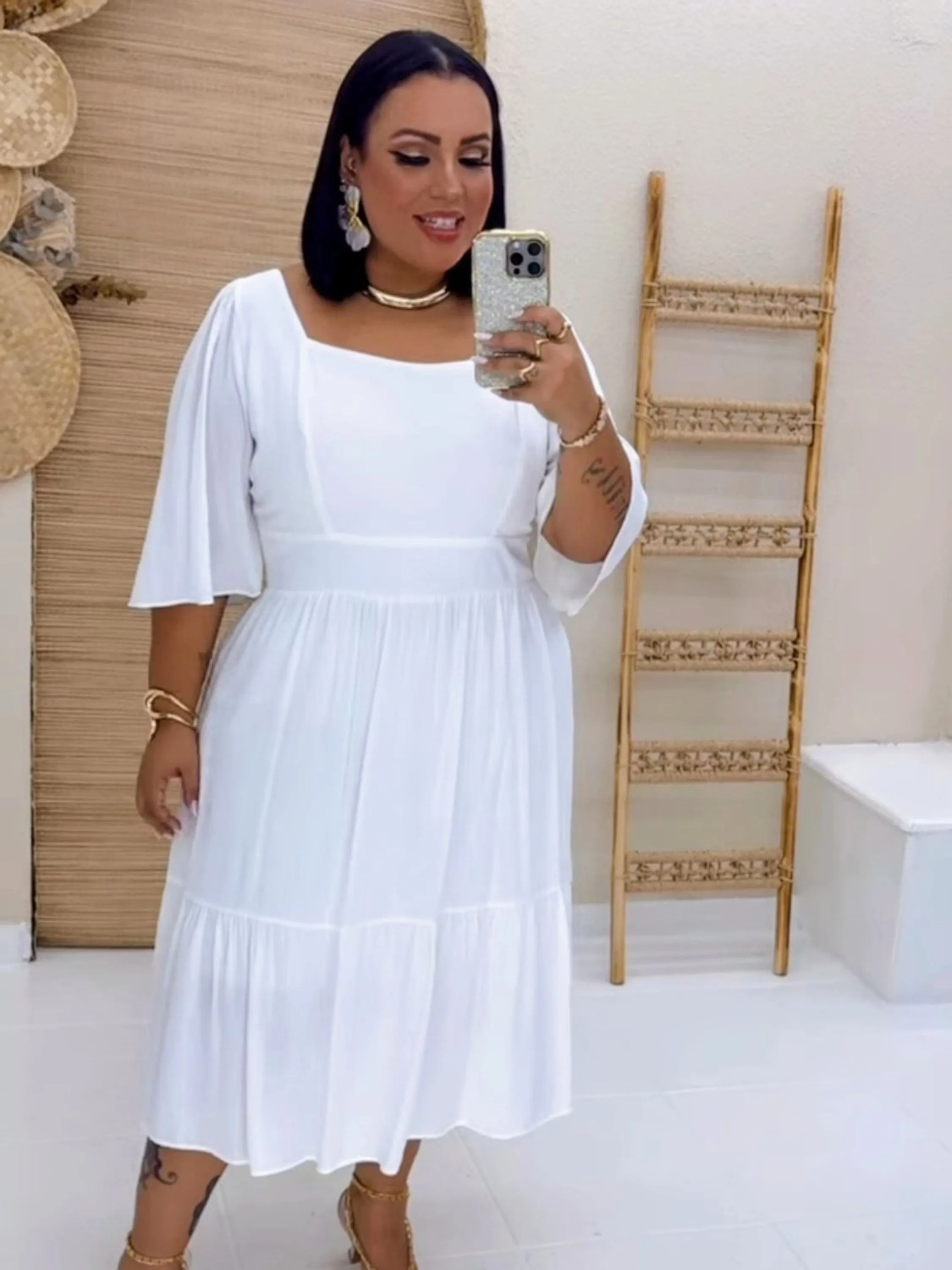 Vestido plus decote quadrado em viscolinho