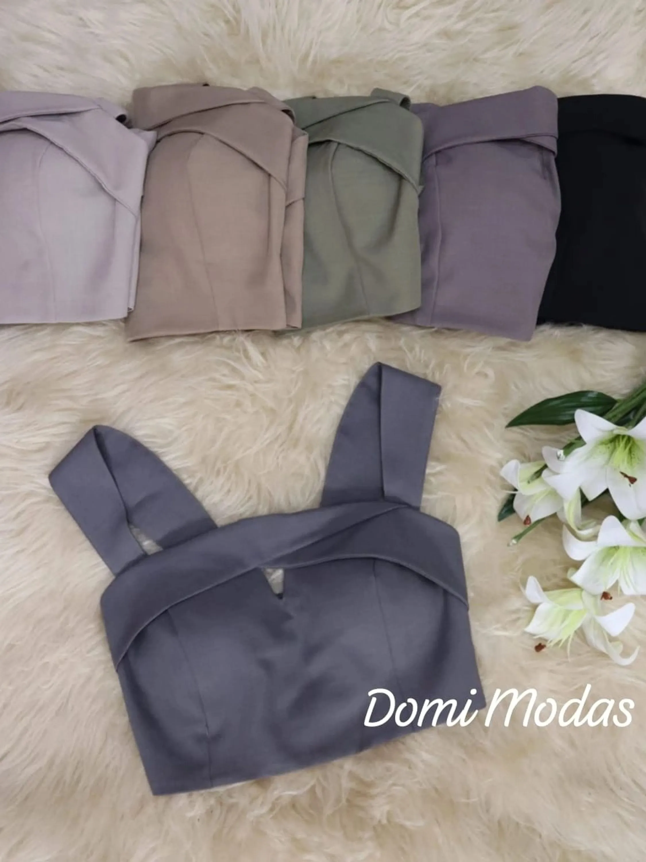 Domi Modas Blusa de Alça Cropped Modas Domi Blusa de Alça Cropped Em Gabardine Recorte Vazado Lástex com Bojo 6419