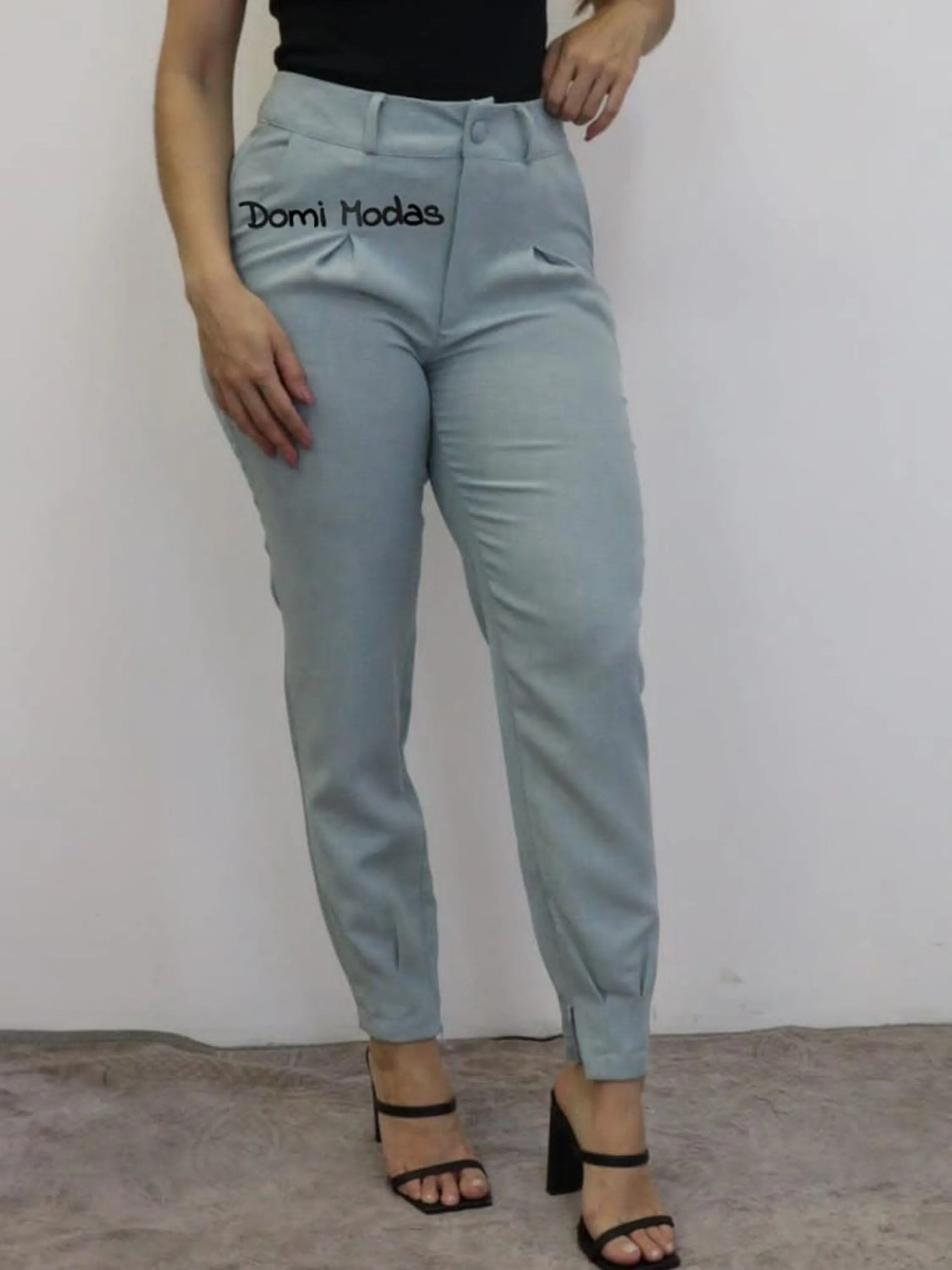 Calça de Linho estilo cenoura com ziper na barra

Ref 8449