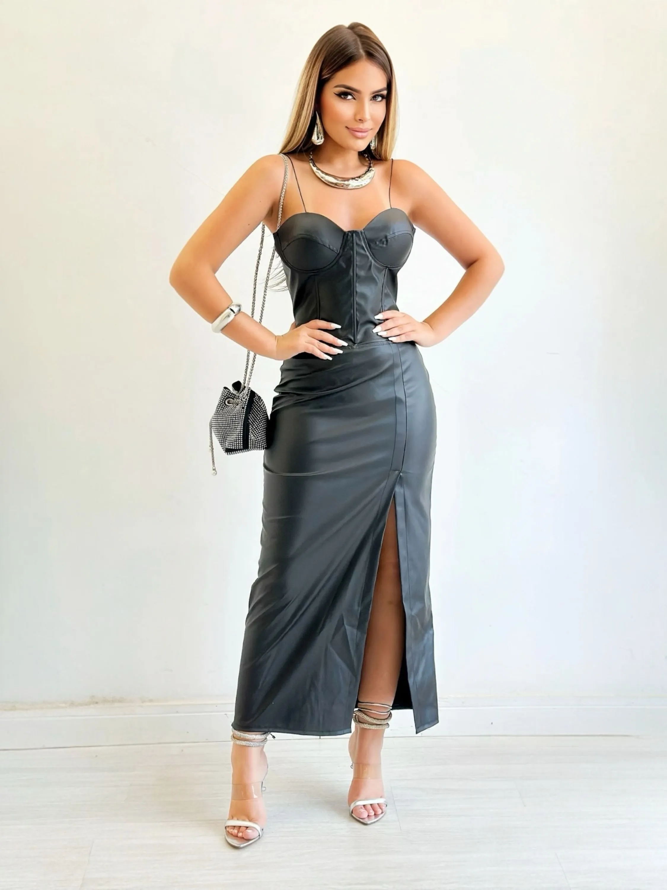 Vestido midi fenda couro com alça