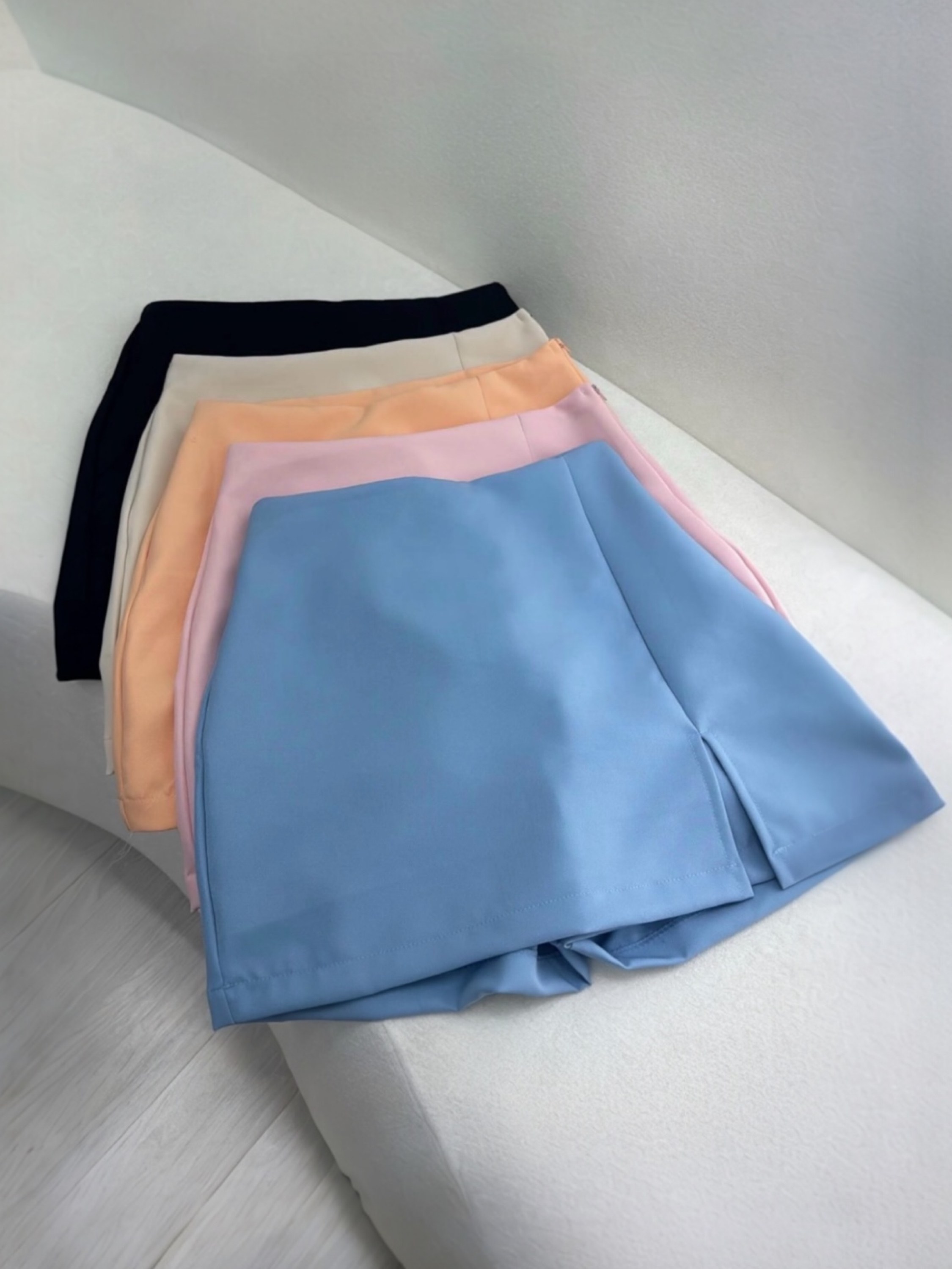 Shorts saia fenda alfaiataria