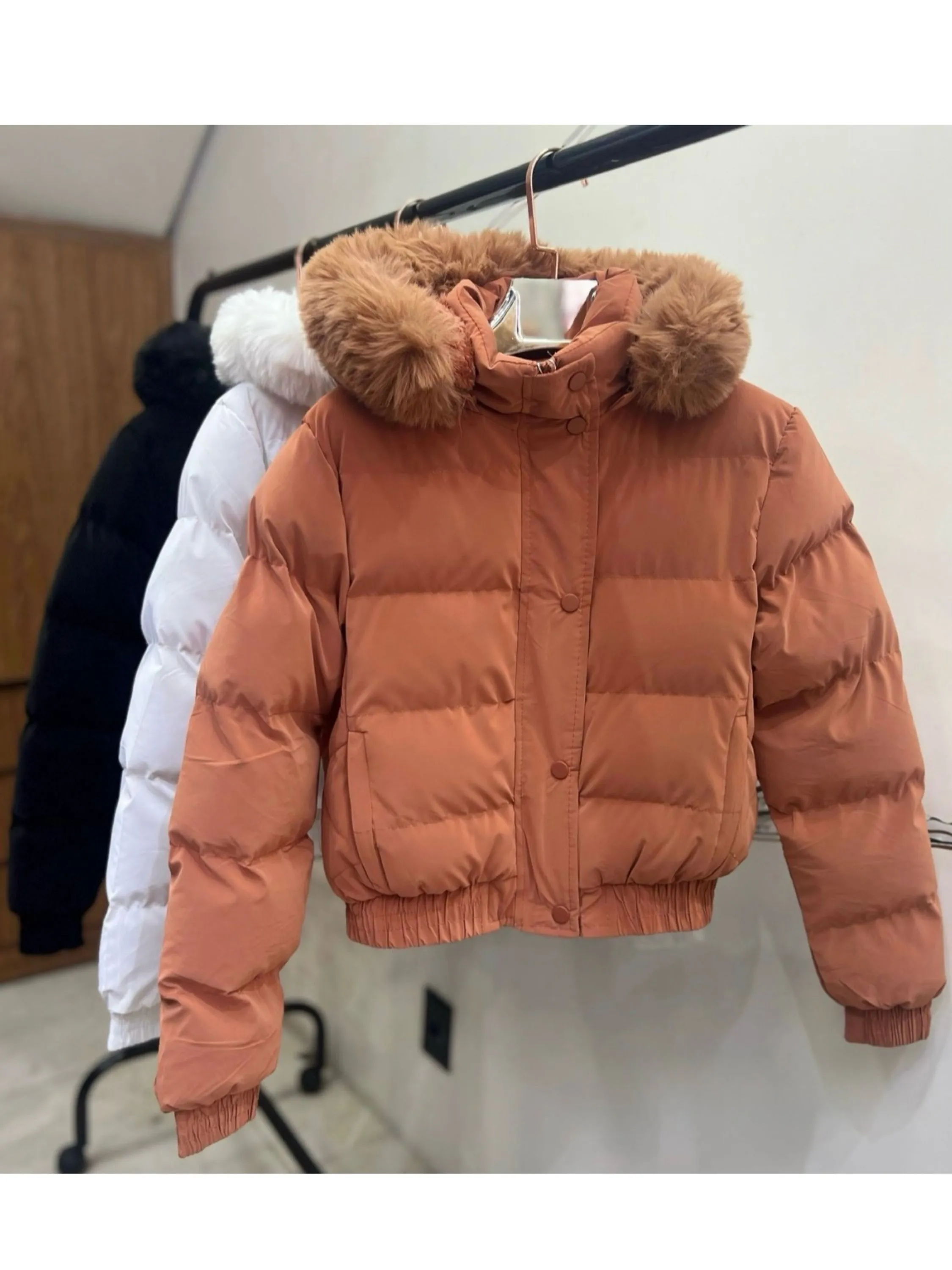 Jaqueta puffer forrada com toca