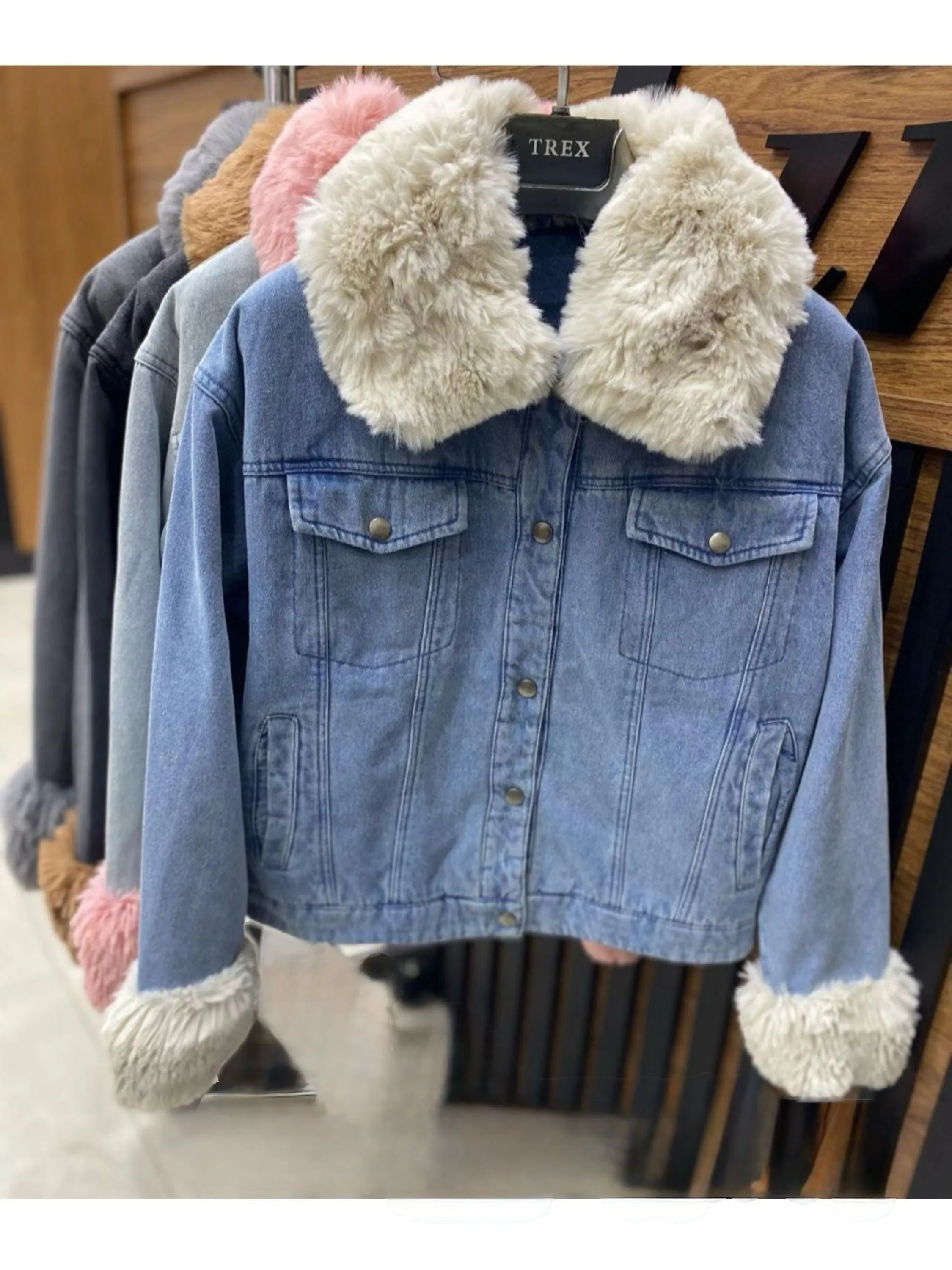 Jauqeta jeans com pelo na gola