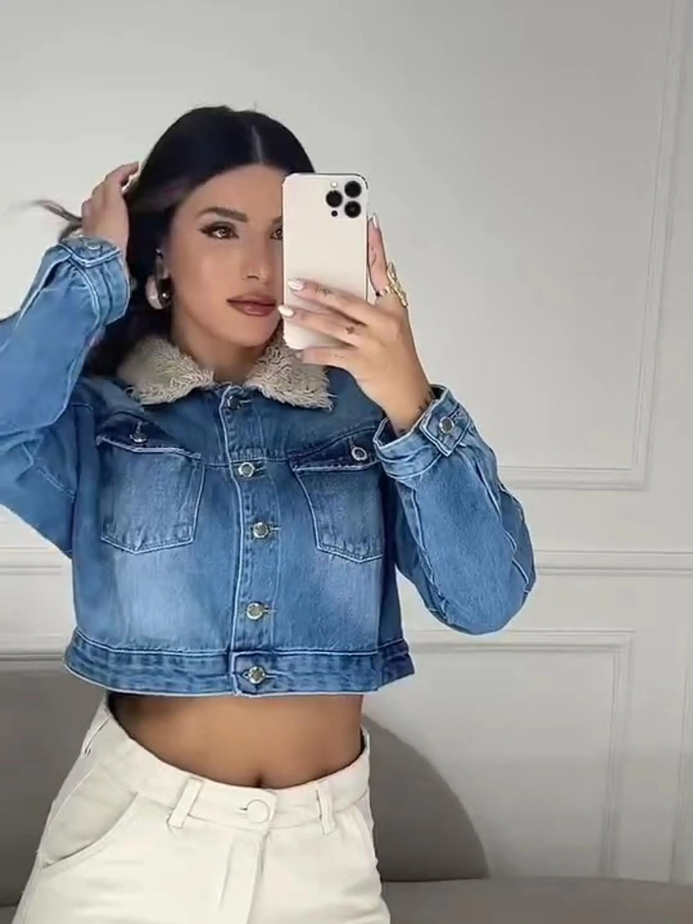 Jaqueta jeans cropped feminina com gola peluciada