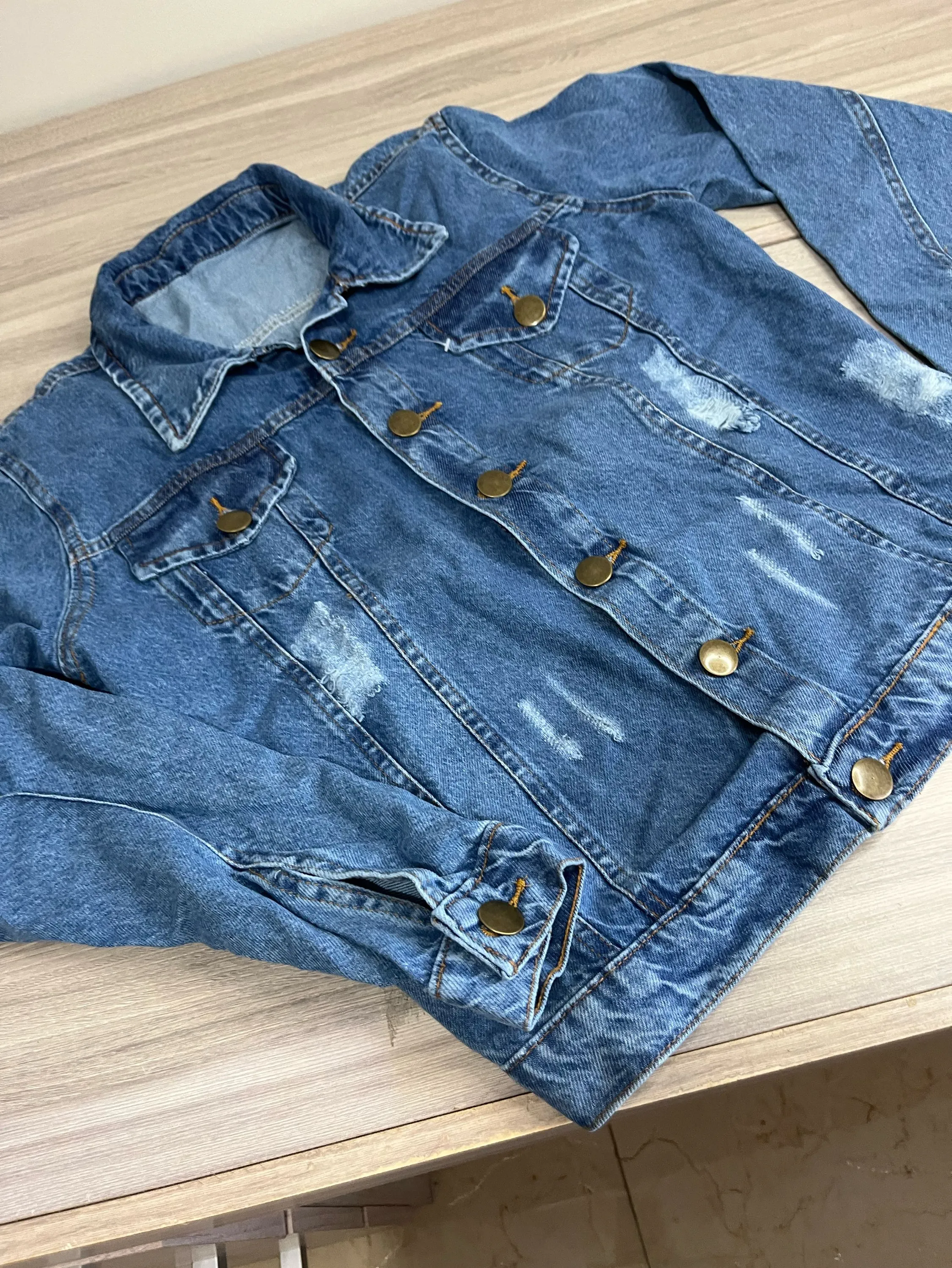 Jaqueta jeans rasgada