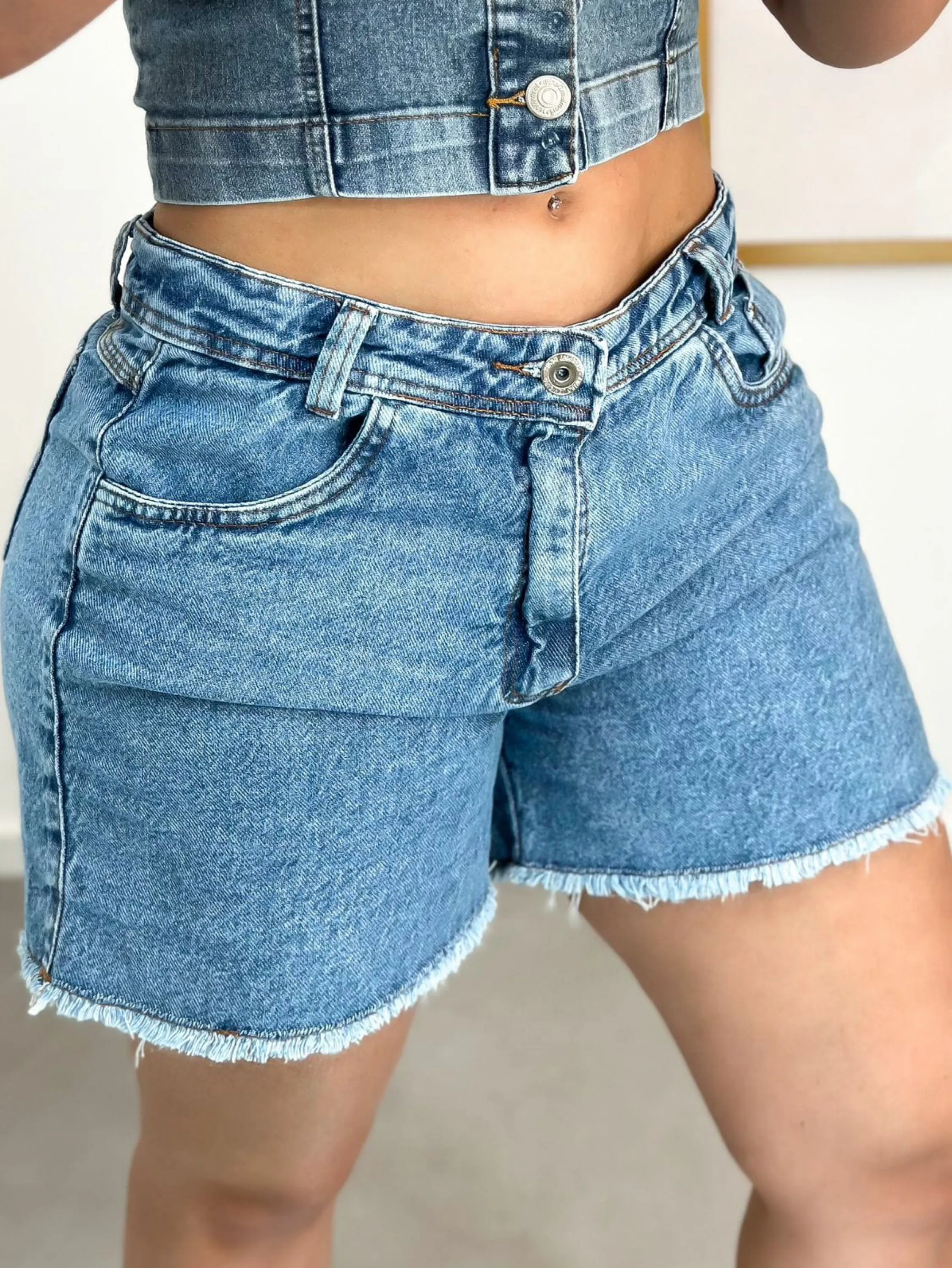 Short jeans mom barra desfiada