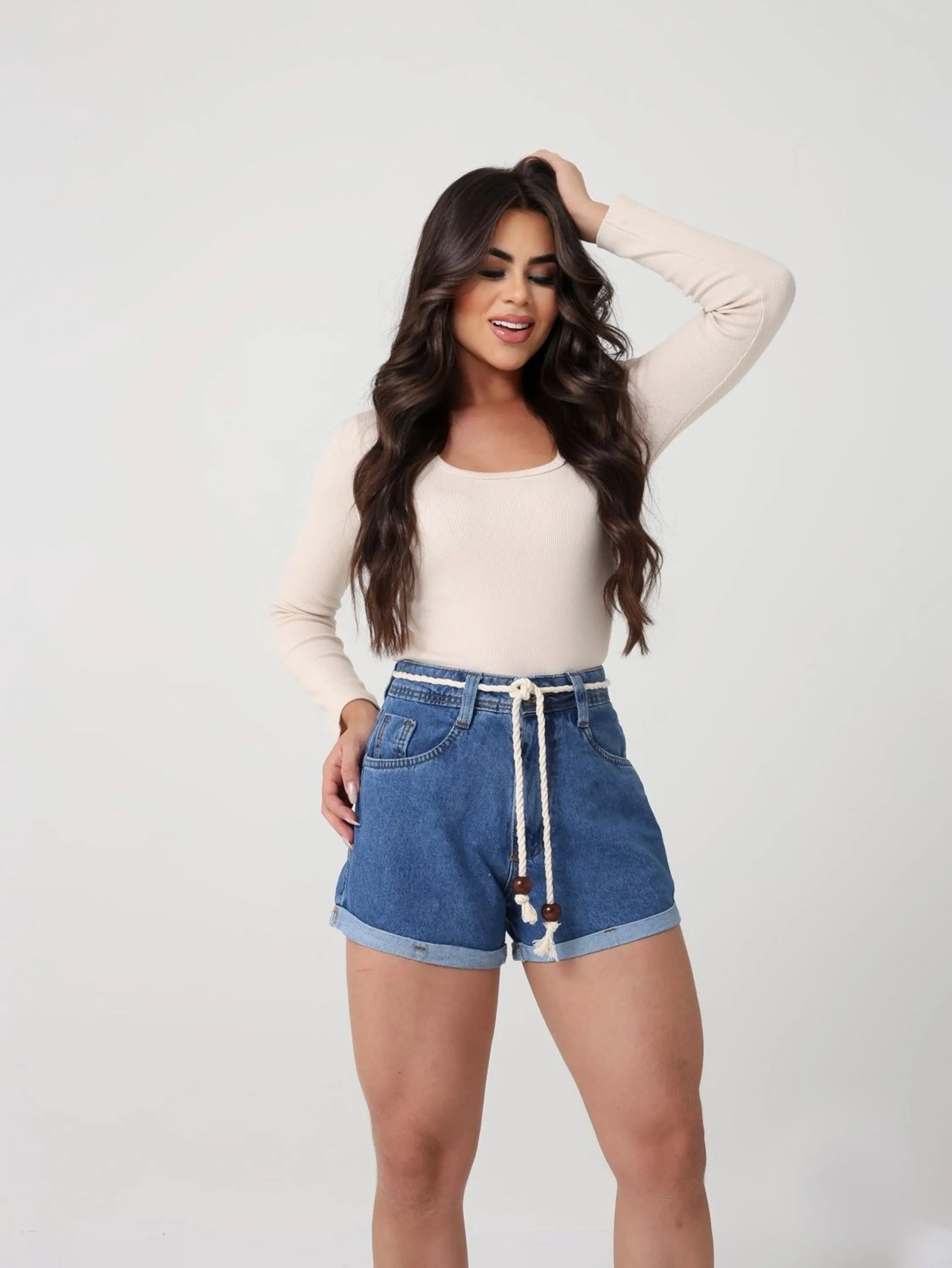 Shorts jeans com cordão