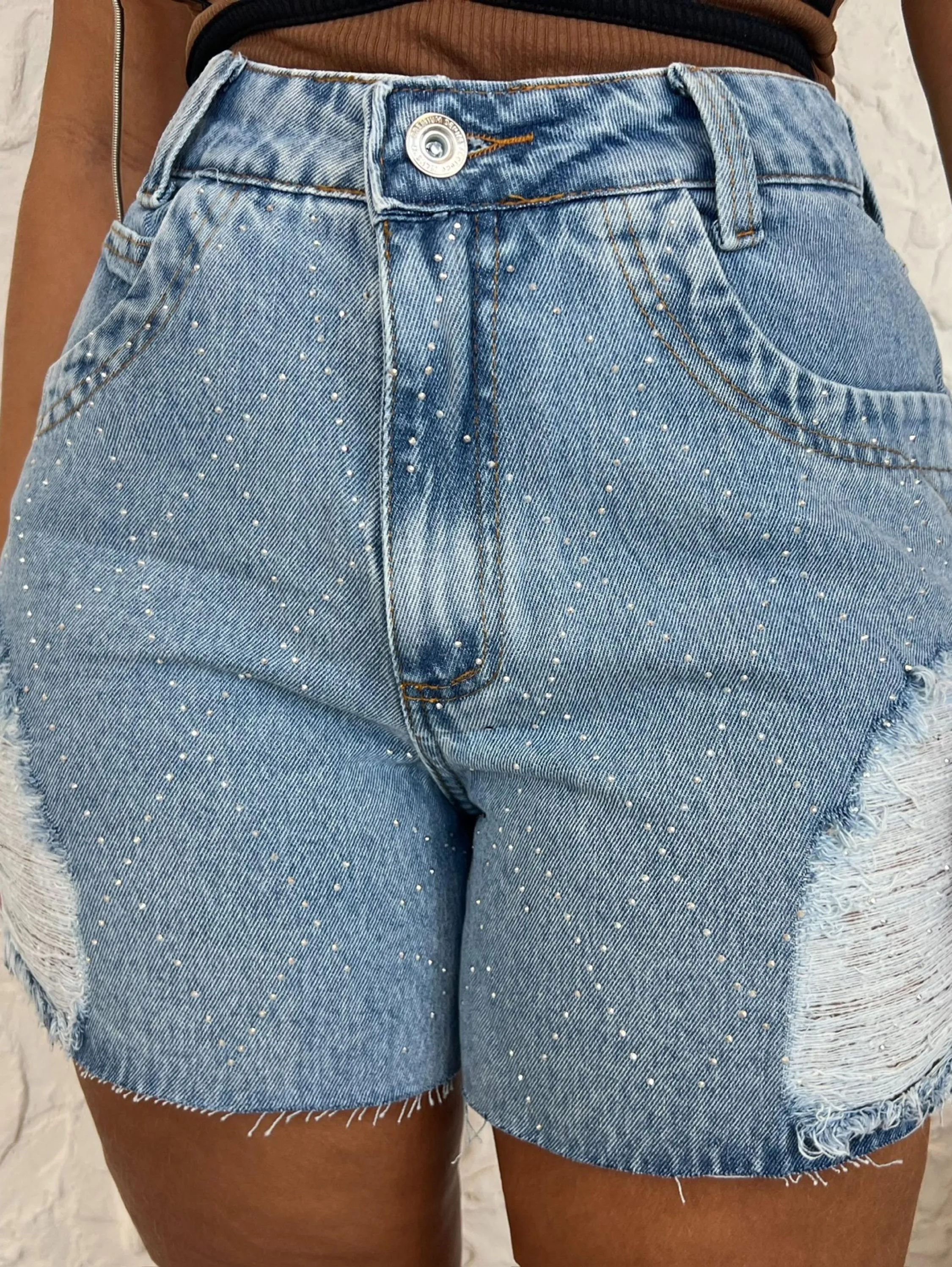 Short jeans aplique pedras xadrez