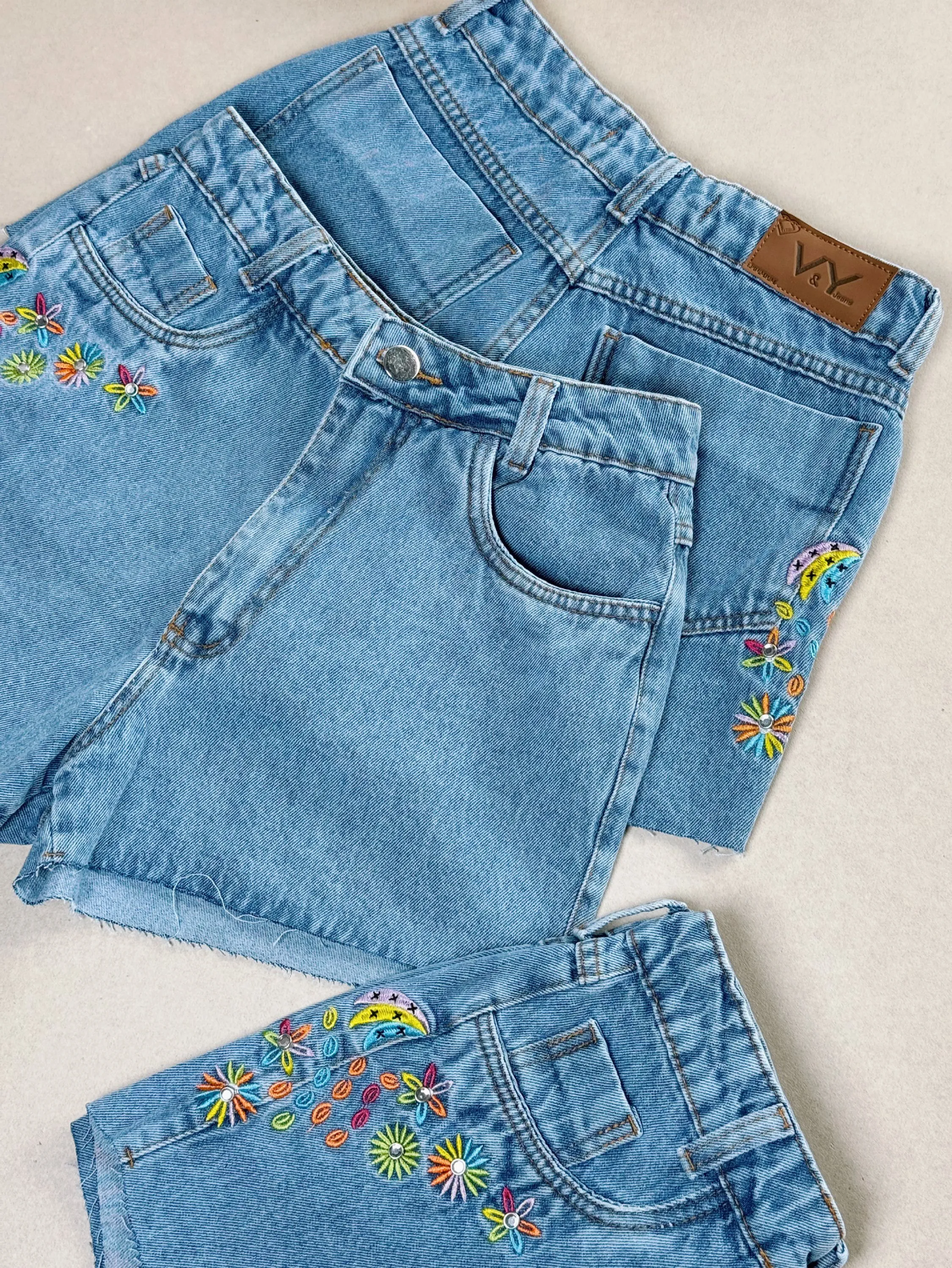 Short jeans bordado lateral