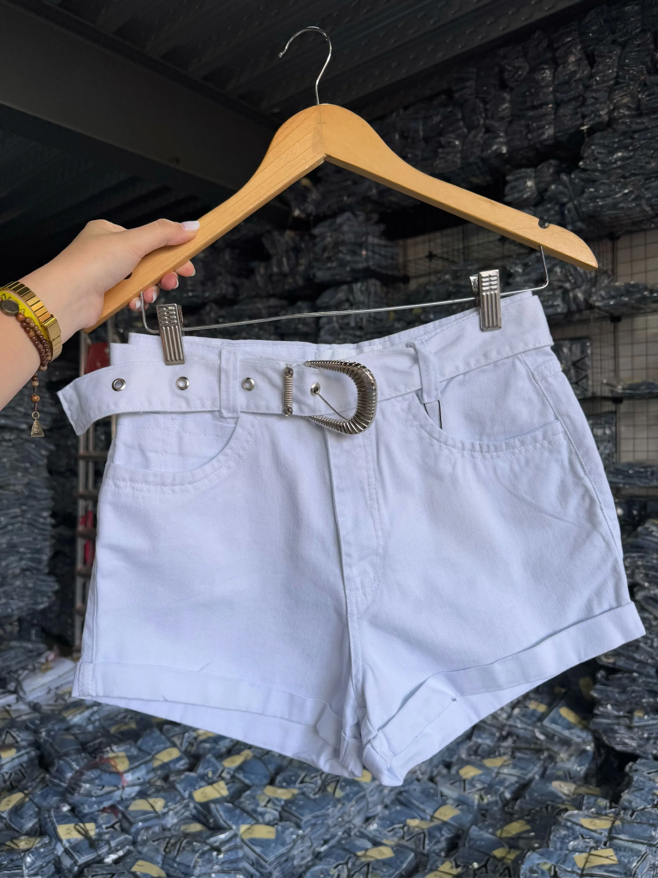 Short jeans branco com cinto