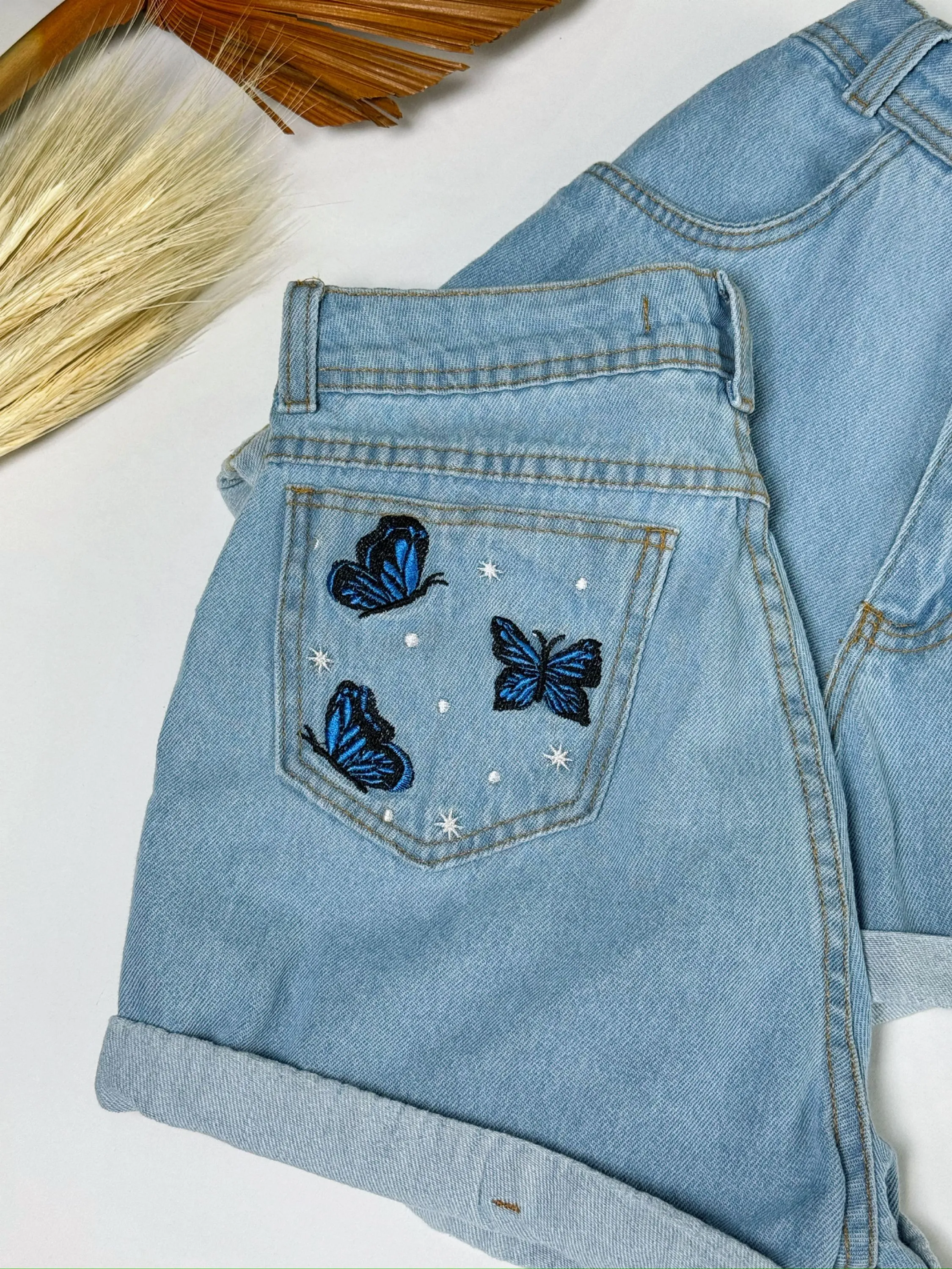 Short jeans bordado borboleta no bolso