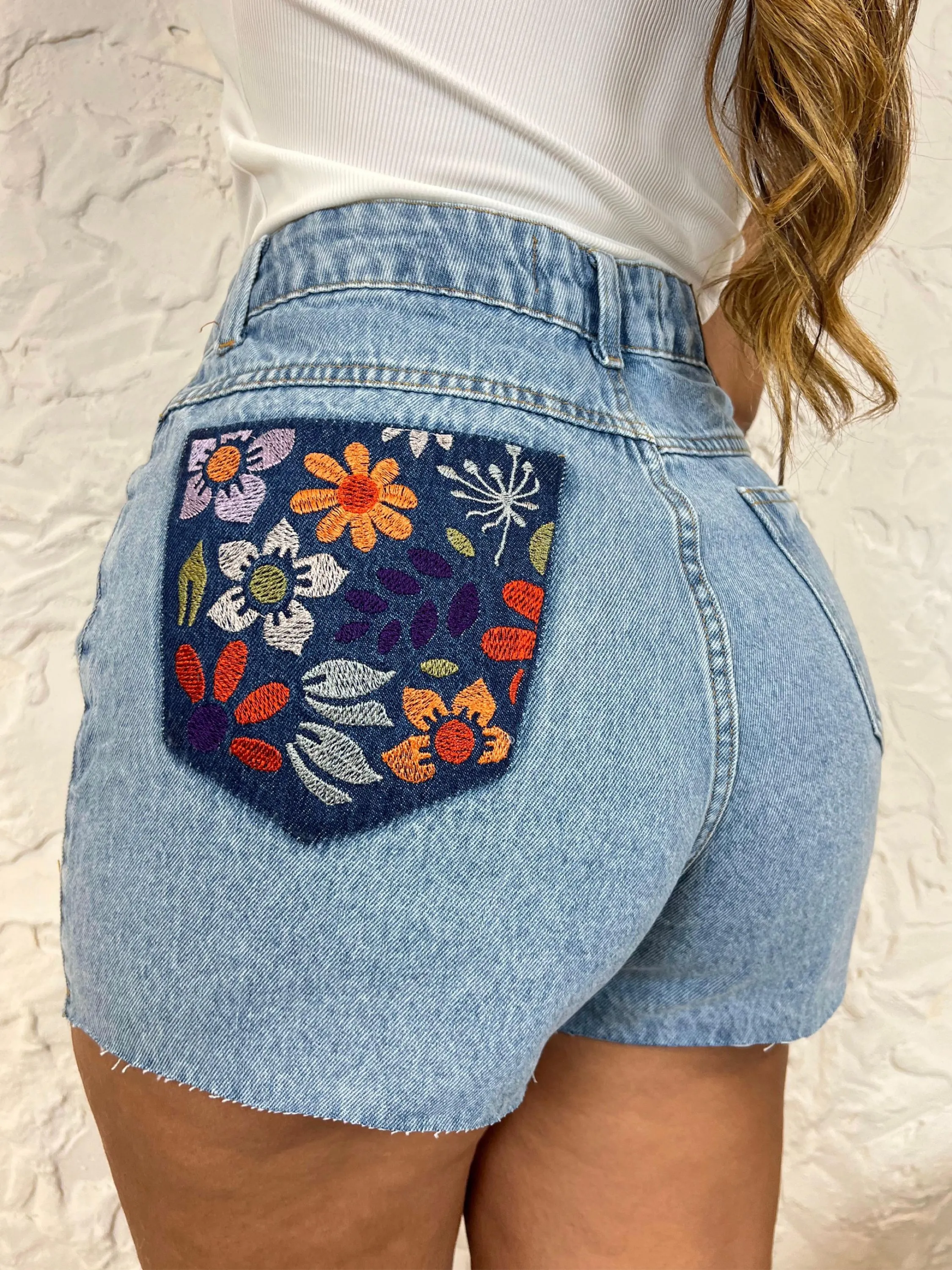 Short jeans flores bolso traseiro