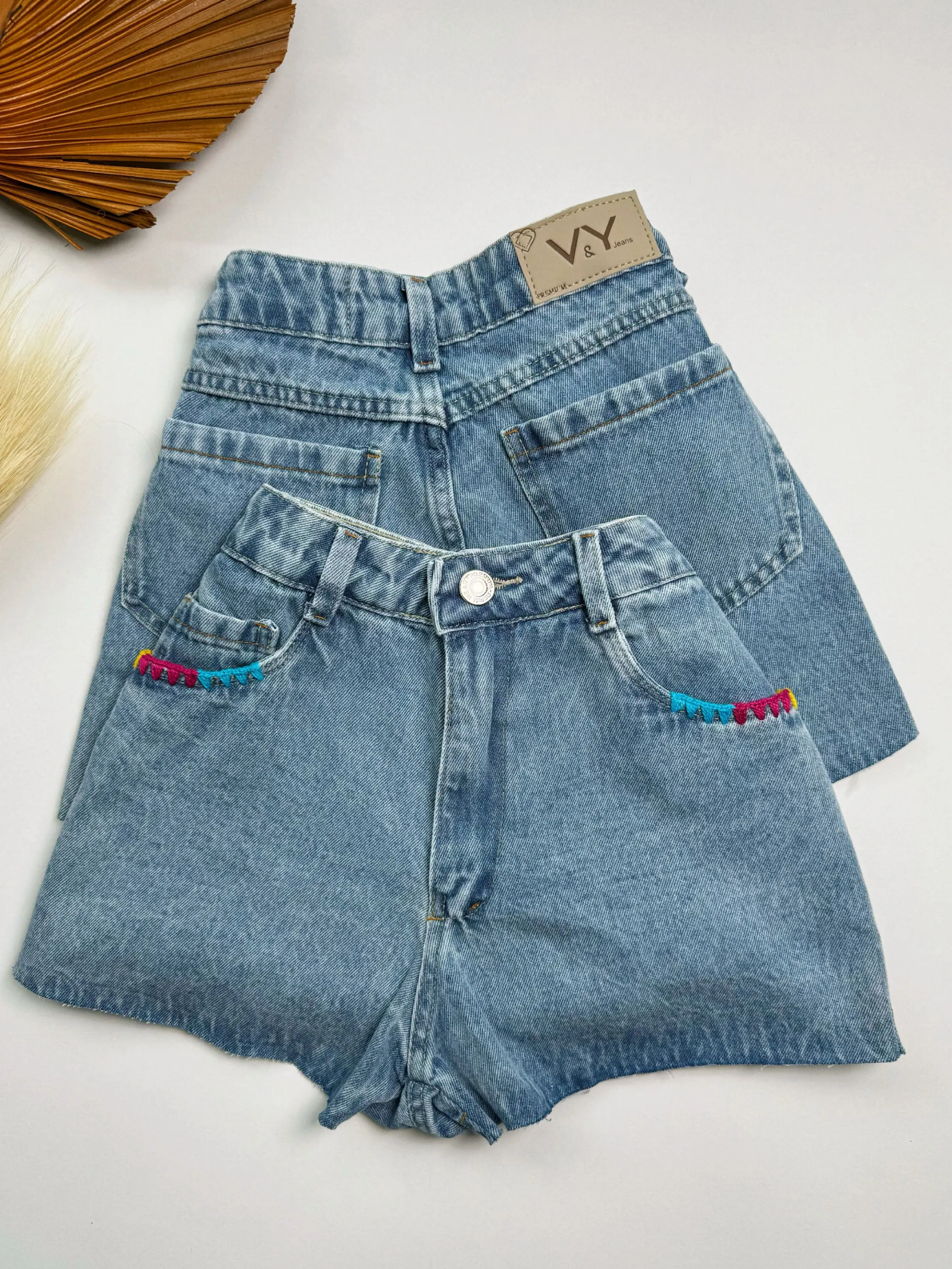 Short jeans com crochê no bolso