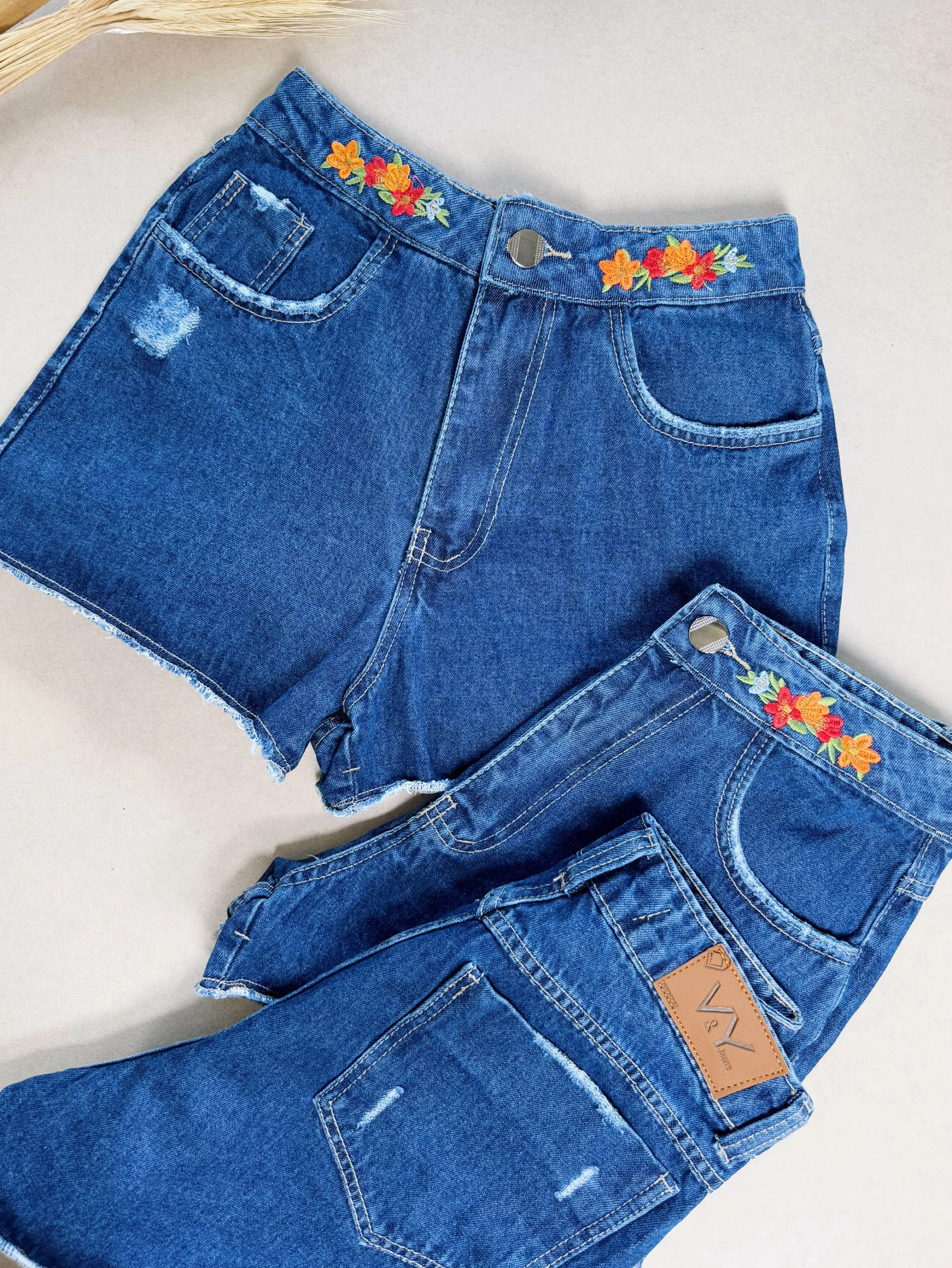 Short jeans bordado no cós flores