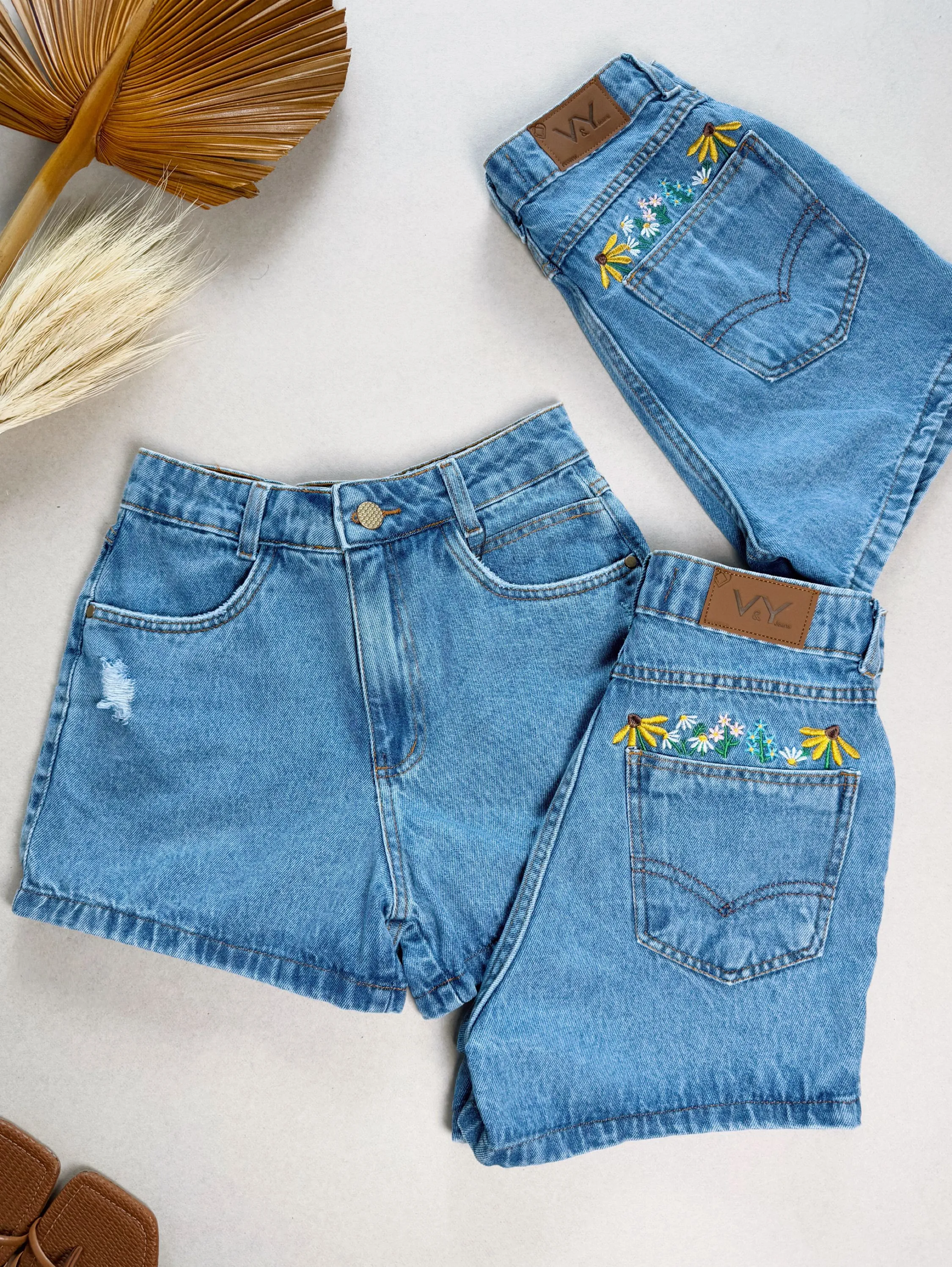 Short jeans bordado bolso traseiro flores