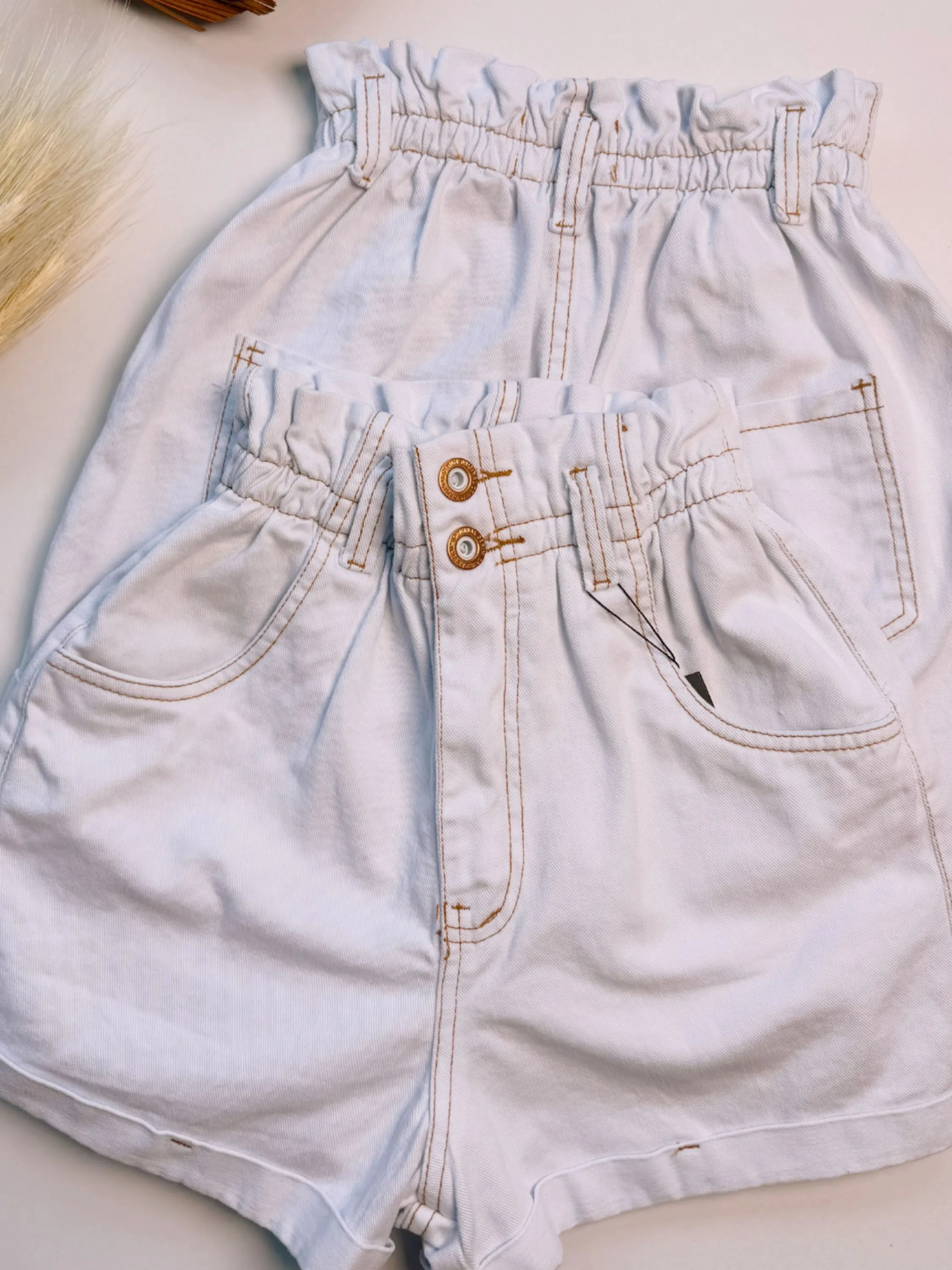 Short jeans branco com elástico no cós