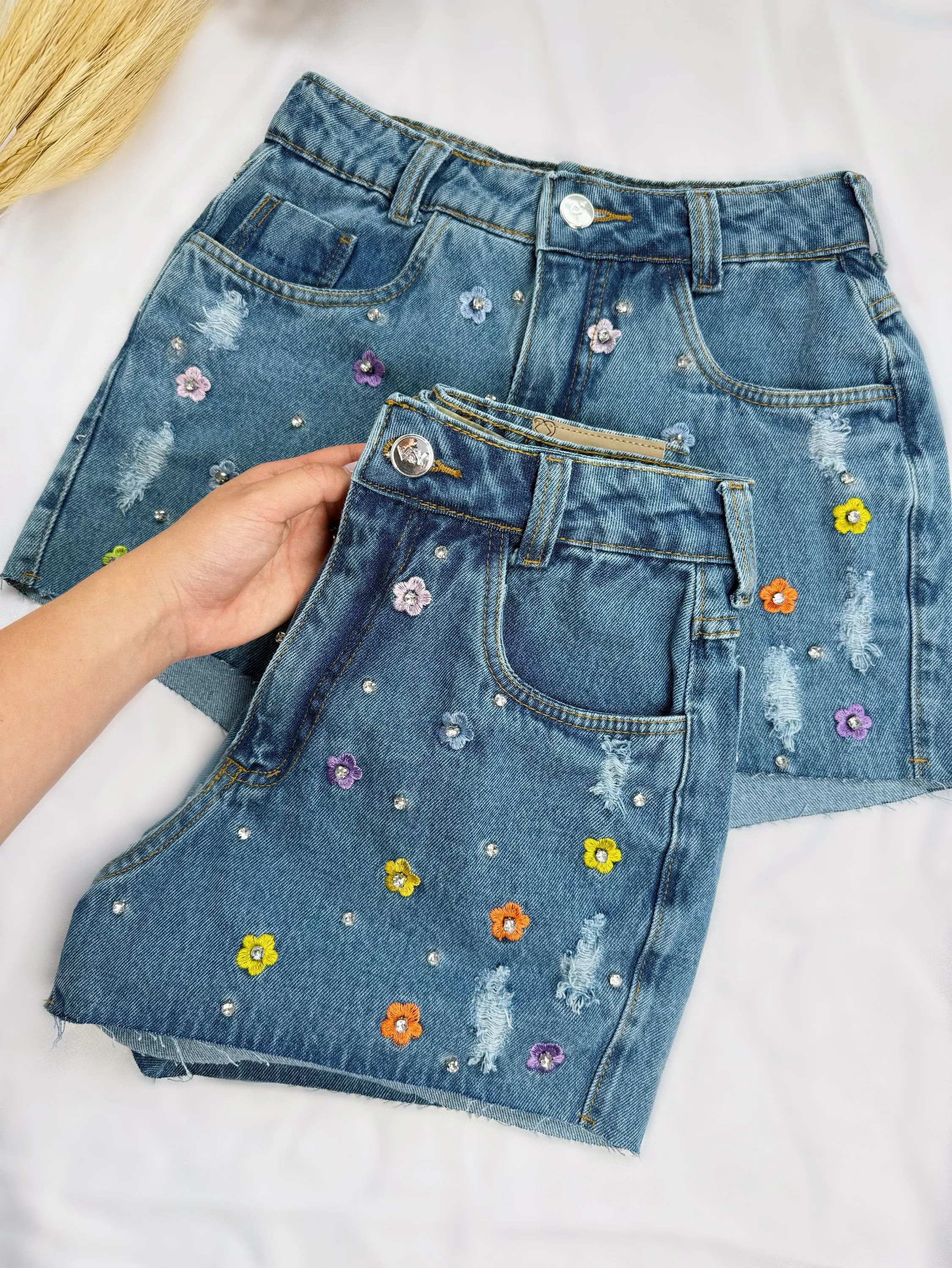 Short jeans Aurora, flores bordadas e pedraria