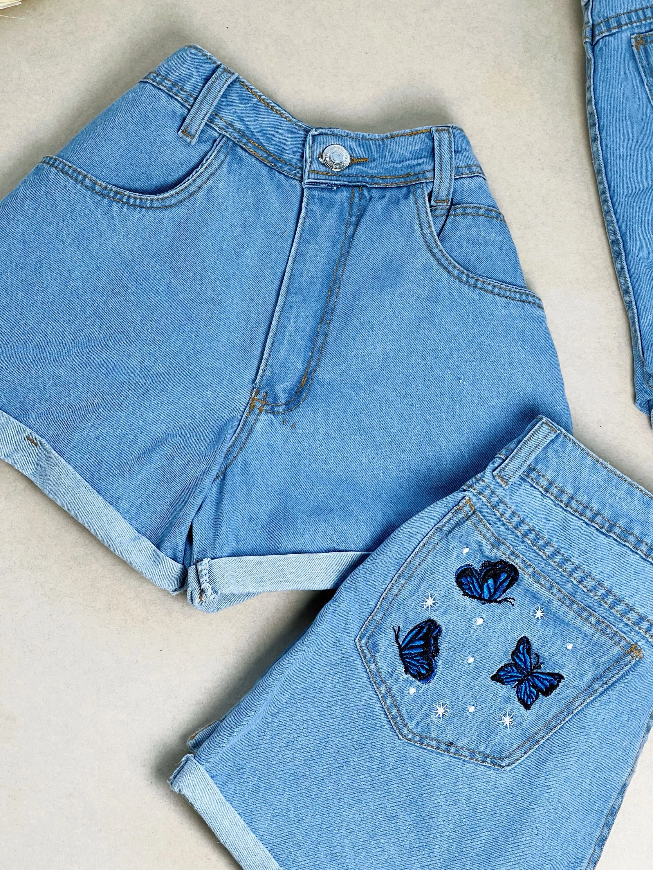 Short jeans bordado borboleta no bolso