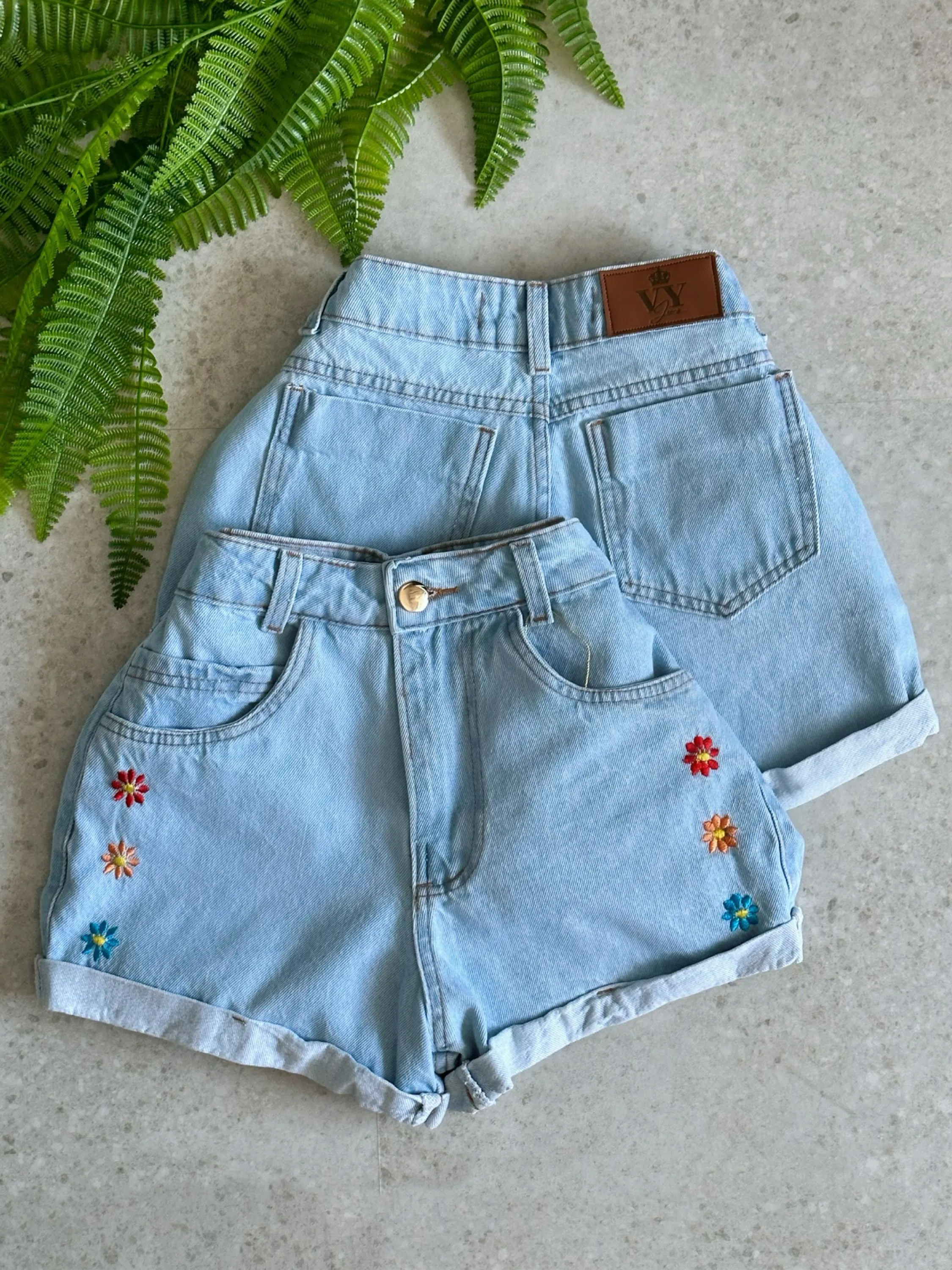 Short jeans flores bordado lateral