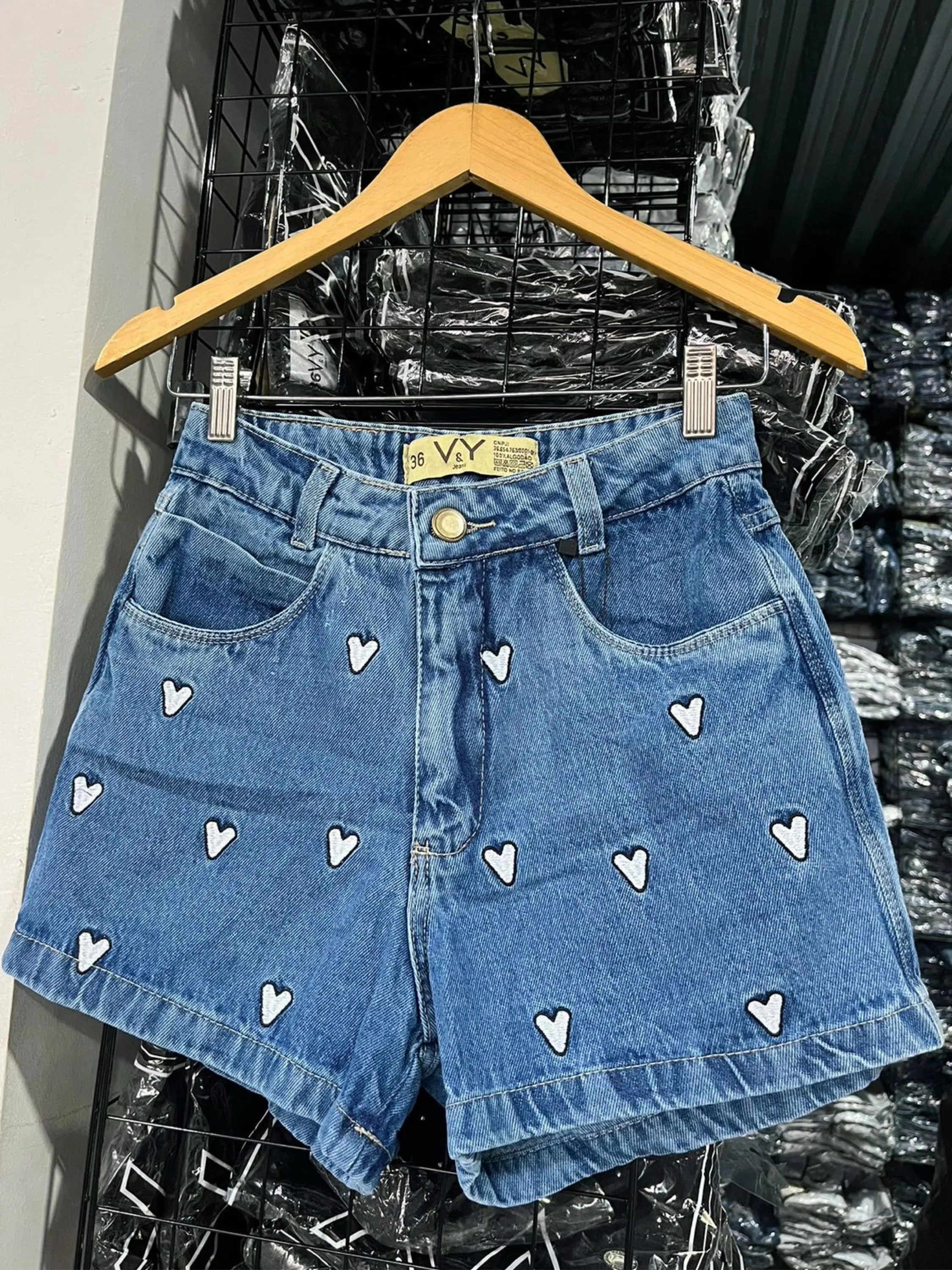 Short jeans coração branco bordado