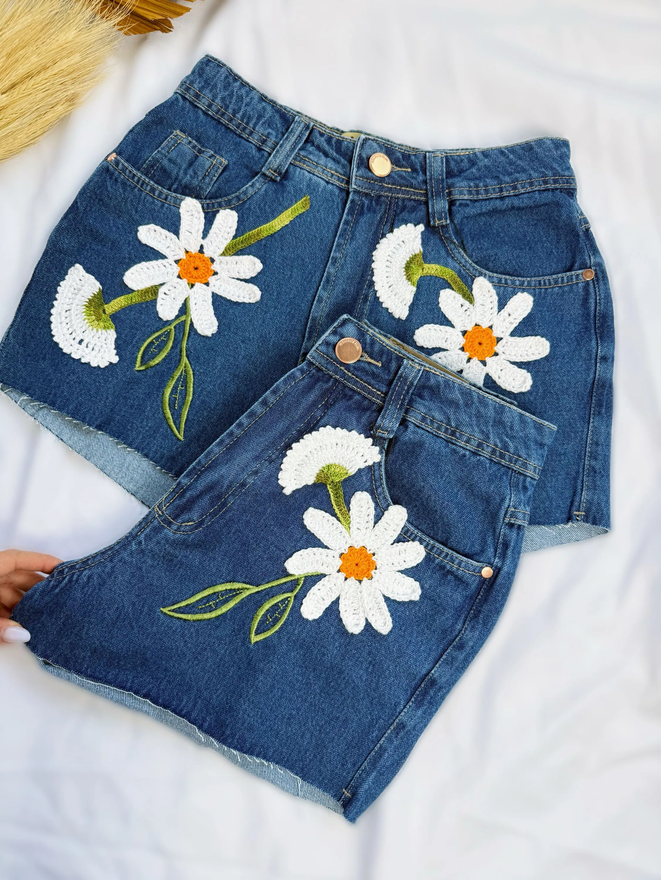 Short jeans flores crochê