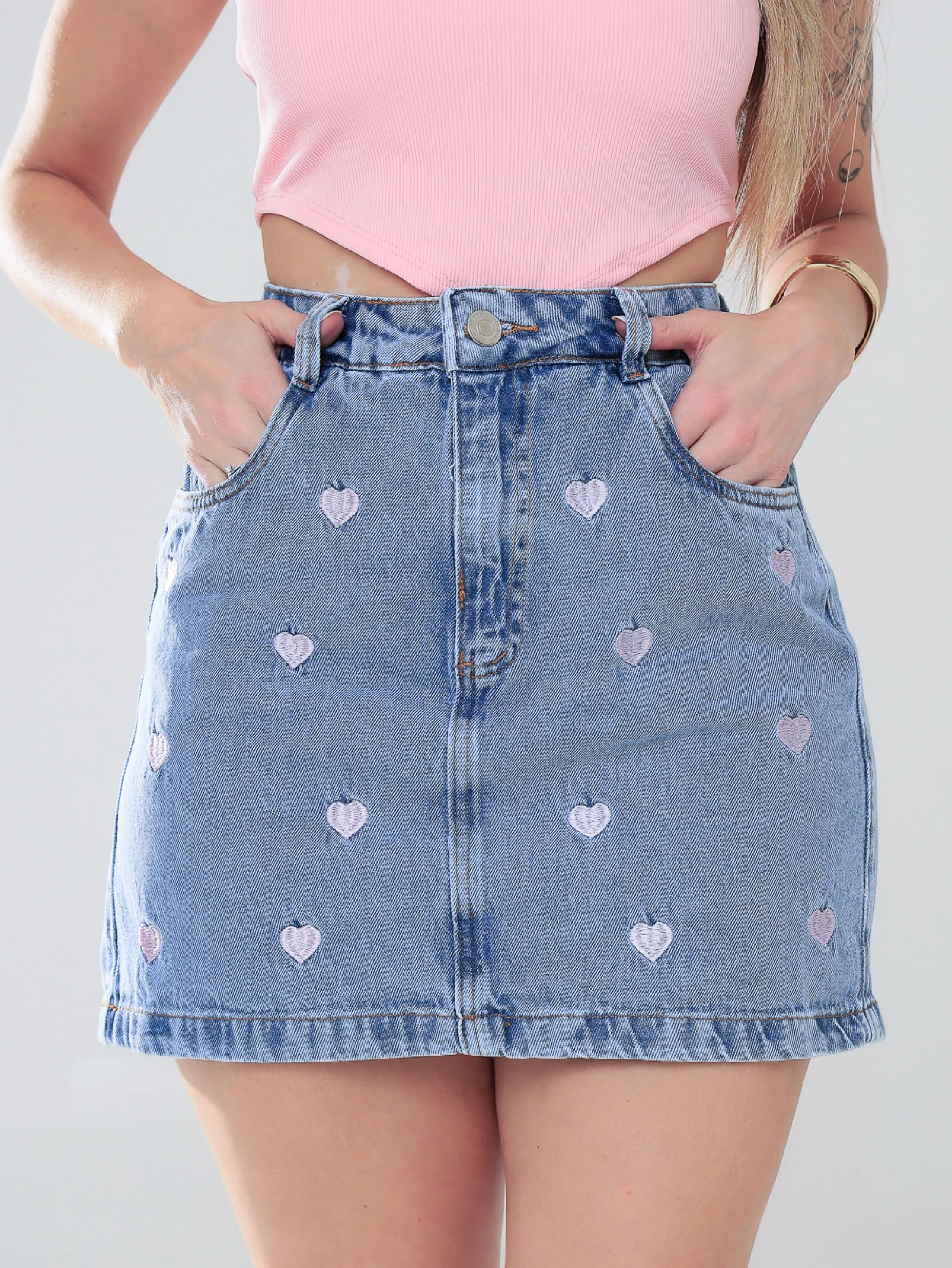 Saia jeans Luisa, corações bordados rose