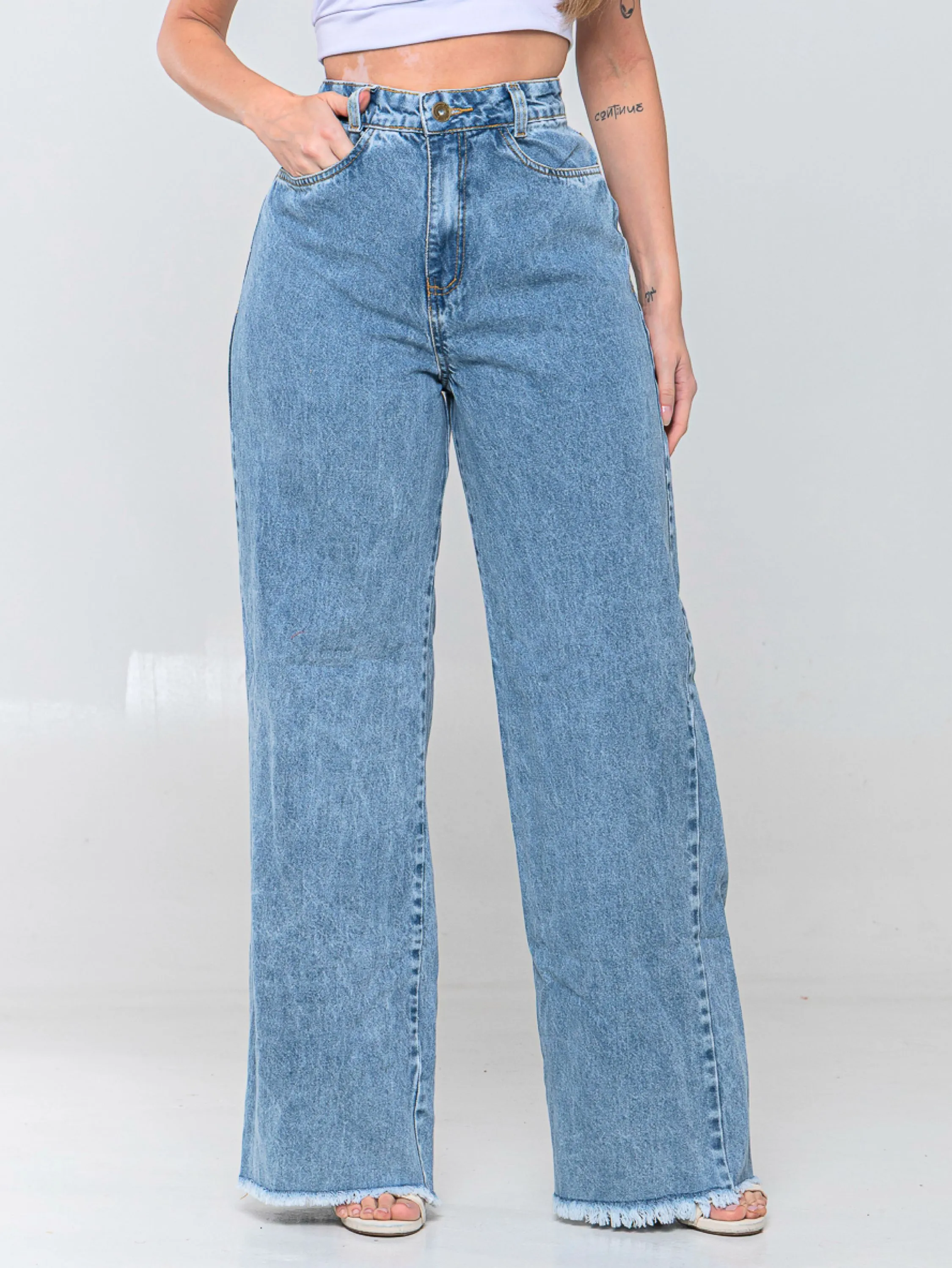 Calça pantalona jeans clássica lisa