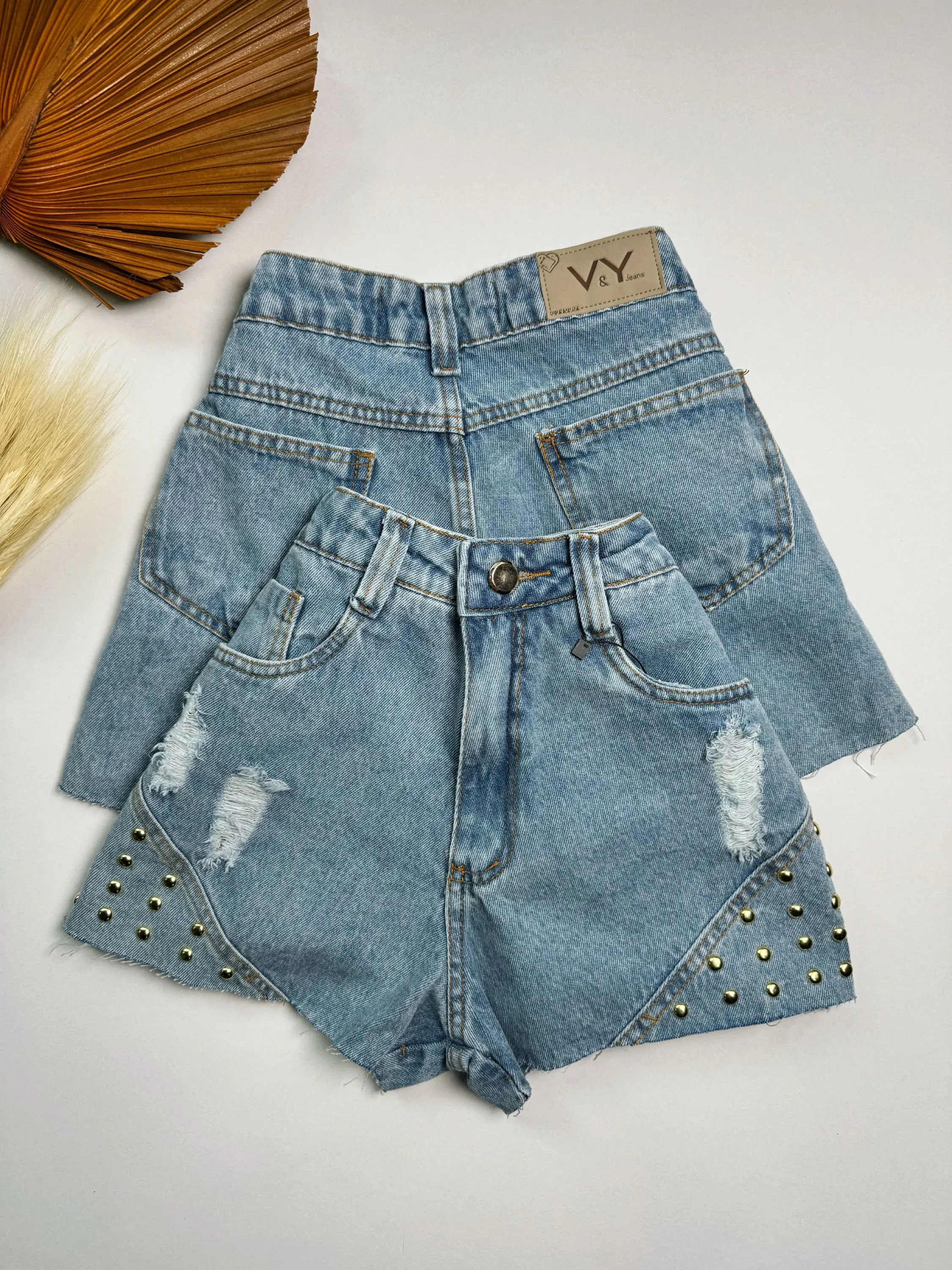 Short jeans com taxinhas