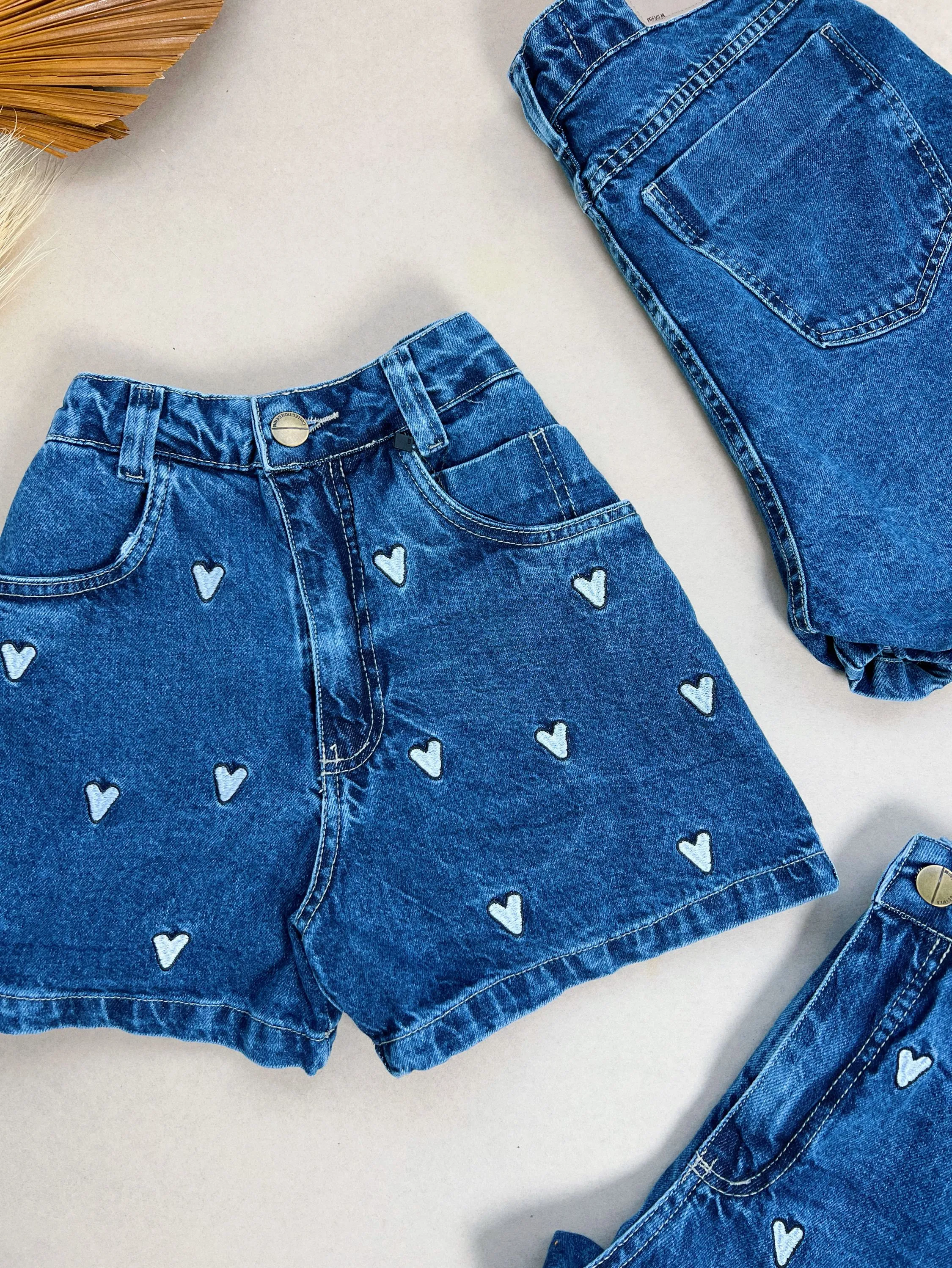Short jeans coração branco bordado