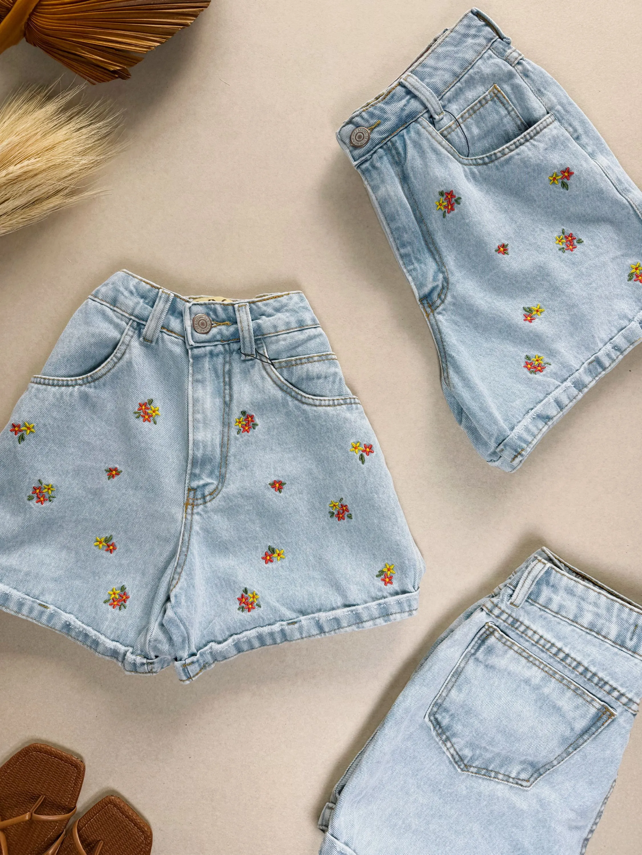 Short jeans bordado florzinhas